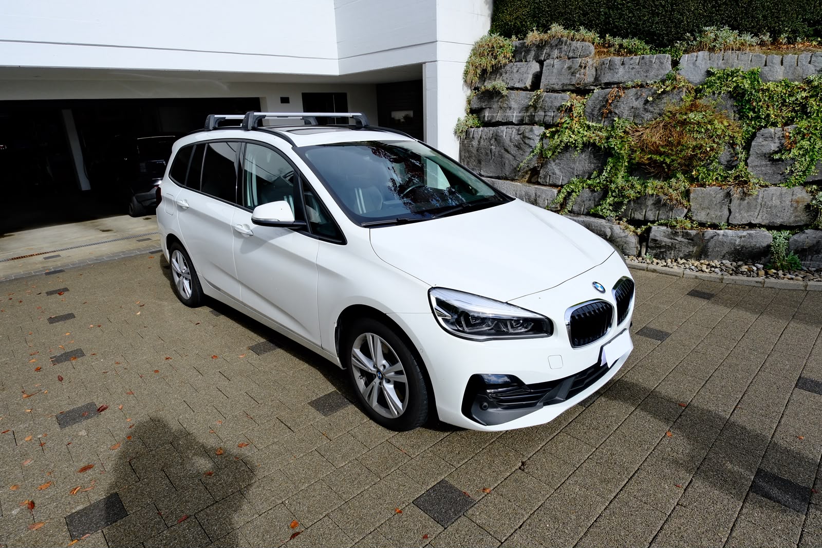 BMW 218d xDrive * 7-Plätzer * AHK * Panoramadach-image-1