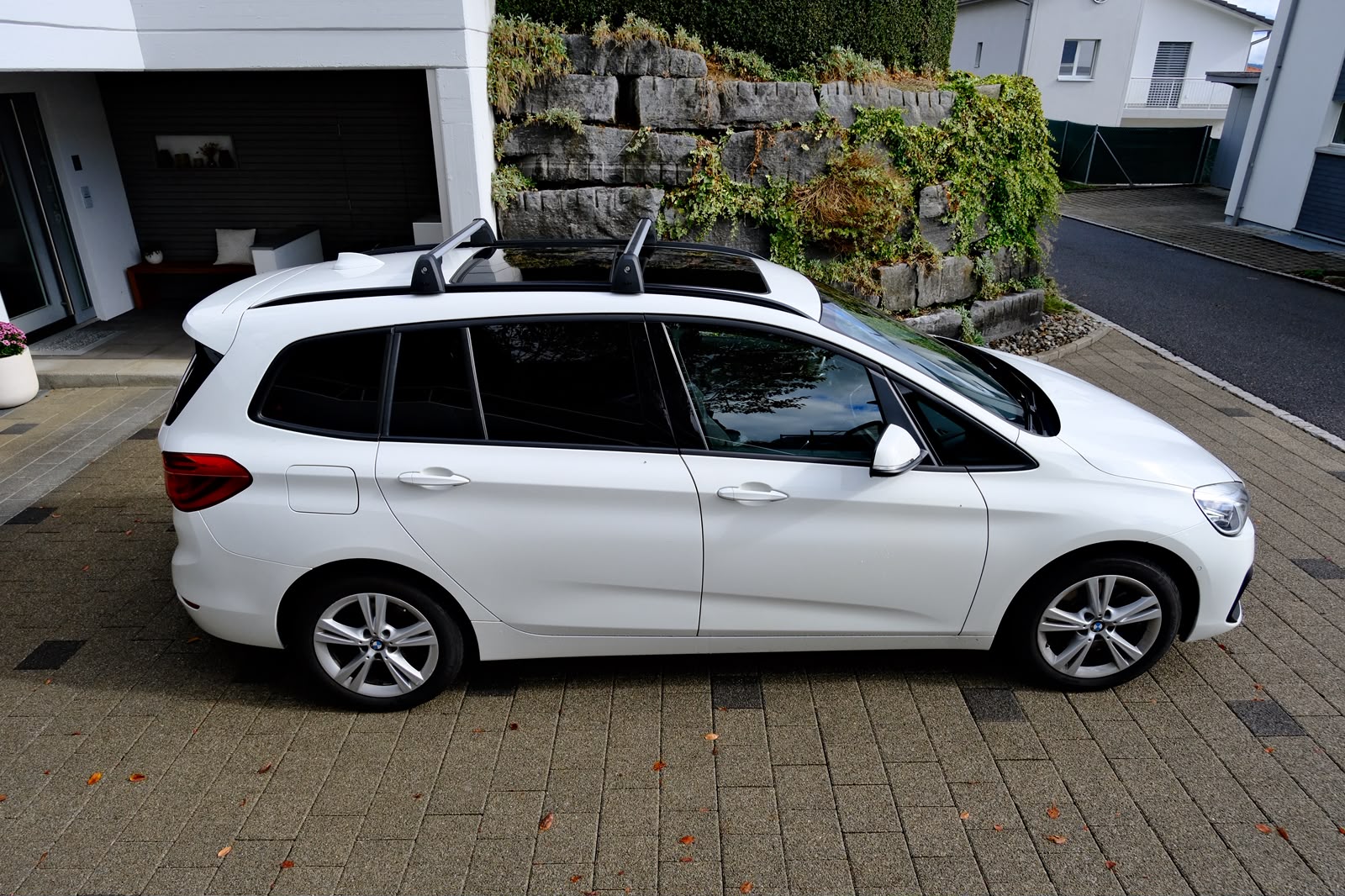 BMW 218d xDrive * 7-Plätzer * AHK * Panoramadach-image-7