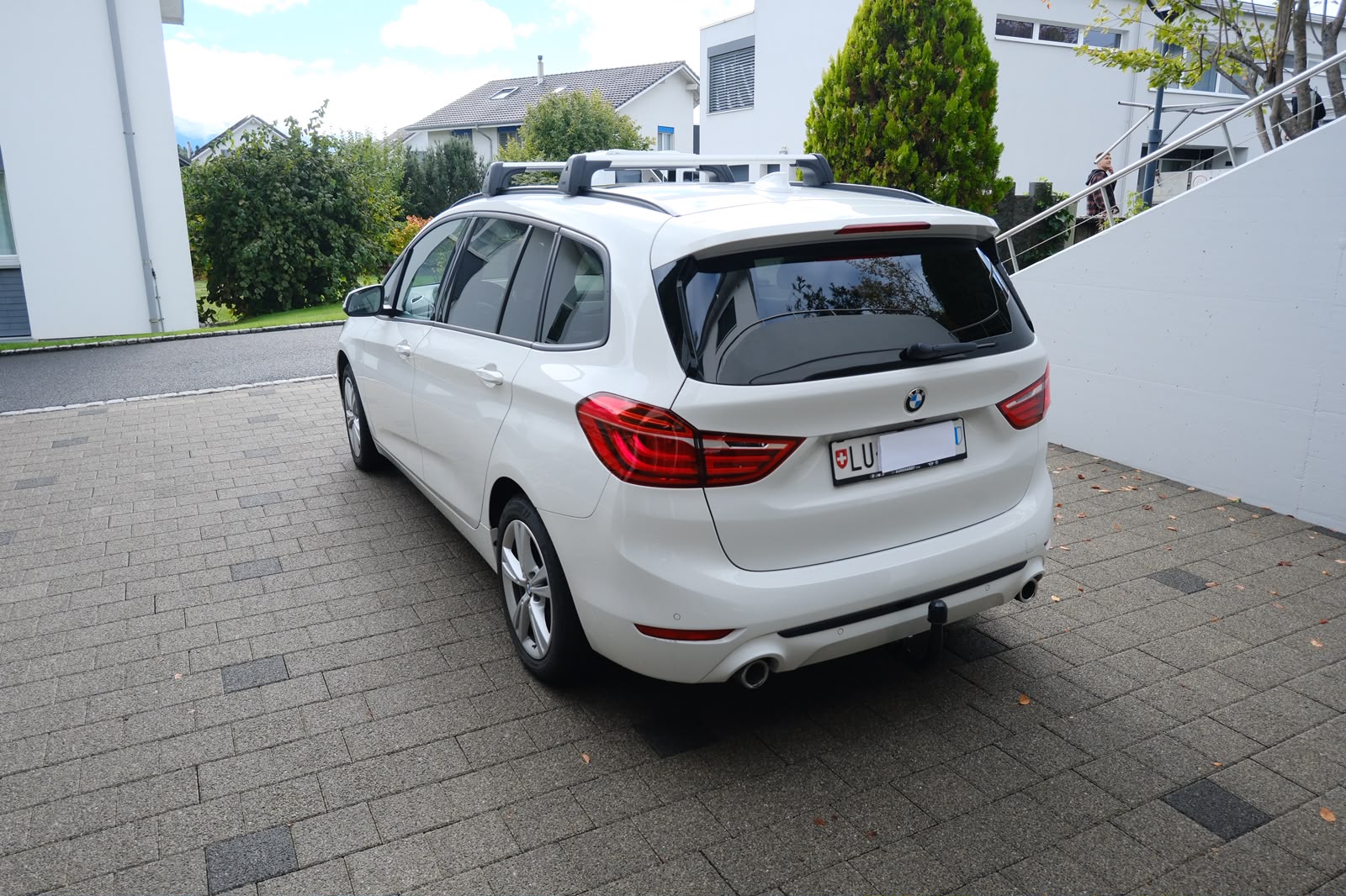BMW 218d xDrive * 7-Plätzer * AHK * Panoramadach-image-4