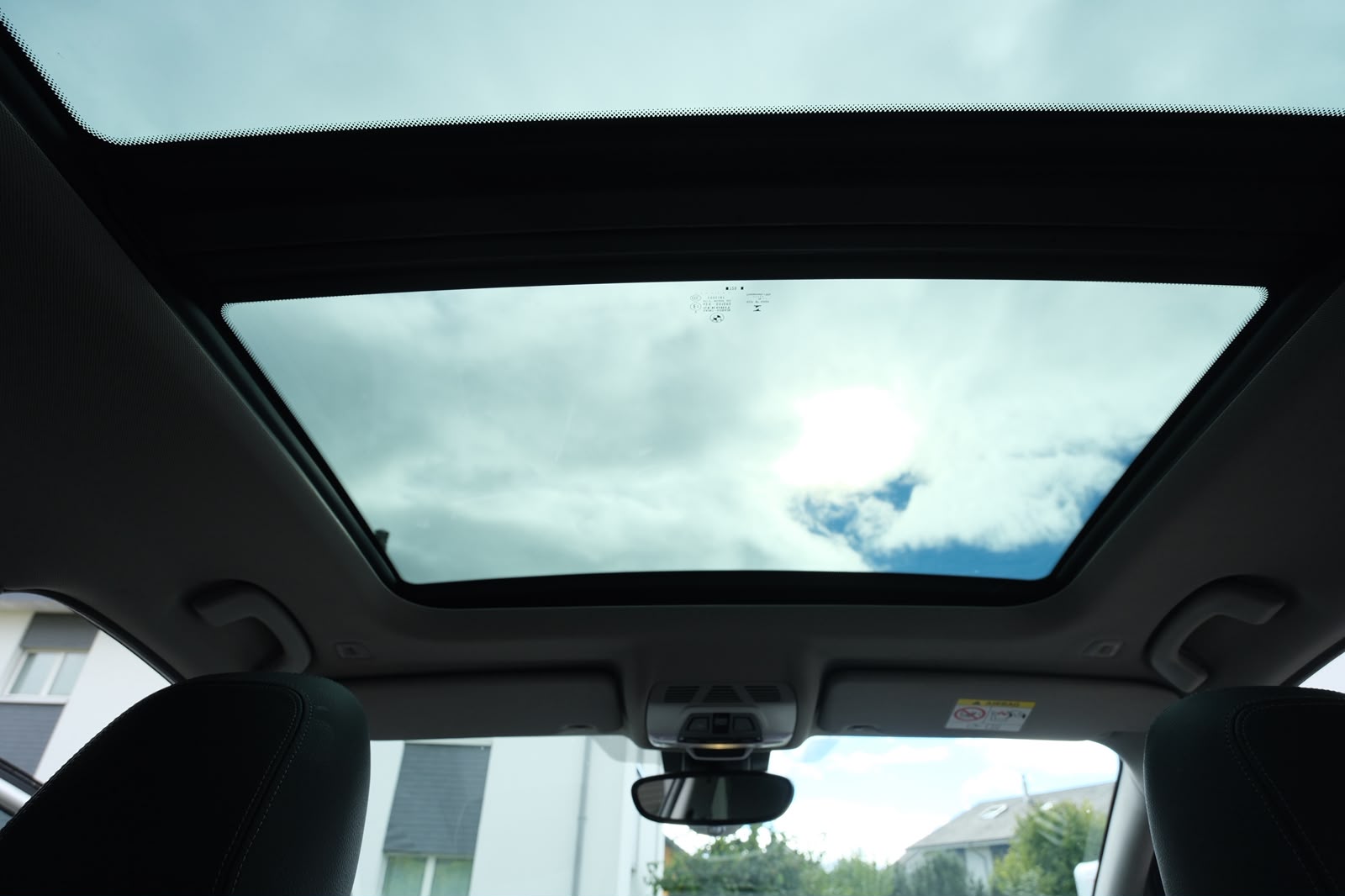 BMW 218d xDrive * 7-Plätzer * AHK * Panoramadach-image-10