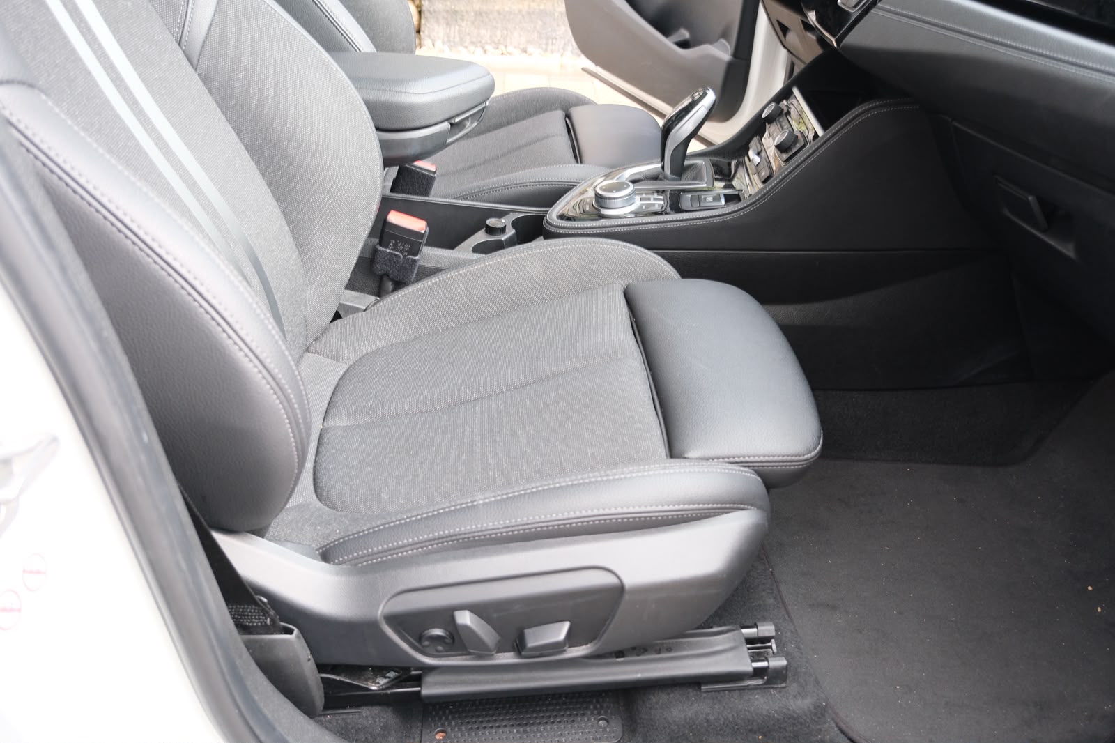 BMW 218d xDrive * 7-Plätzer * AHK * Panoramadach-image-13