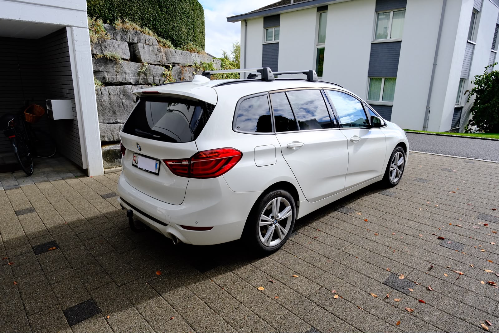 BMW 218d xDrive * 7-Plätzer * AHK * Panoramadach-image-2