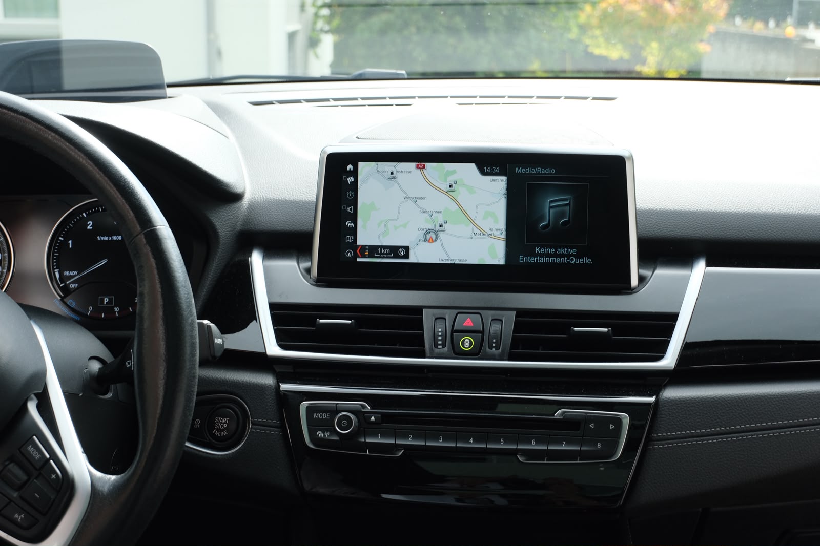 BMW 218d xDrive * 7-Plätzer * AHK * Panoramadach-image-9