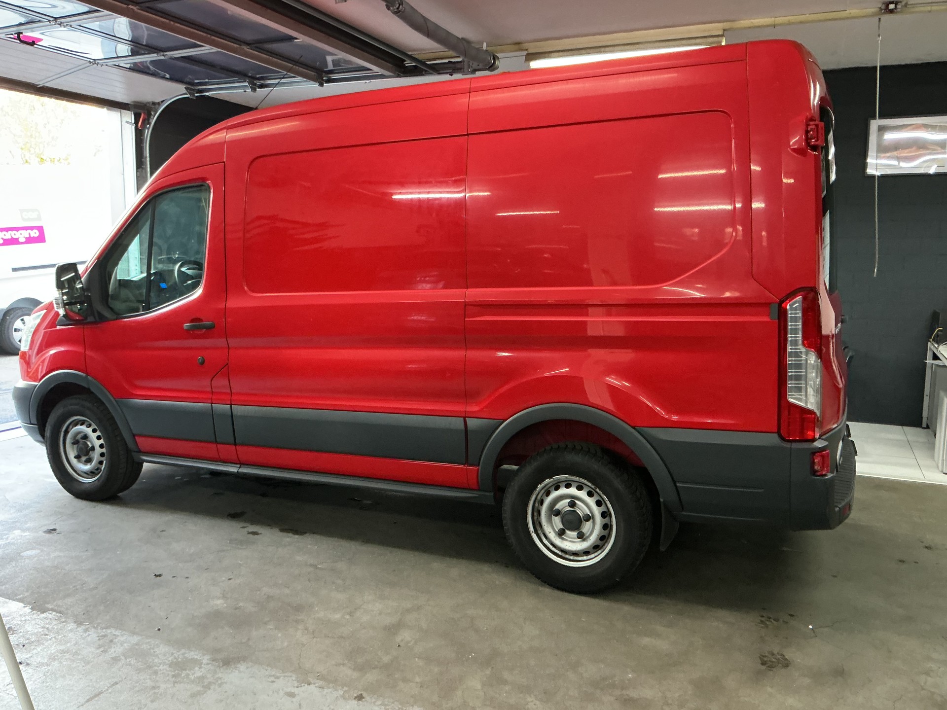 FORD Transit Van 330 L2H2 Ambiente FWD-image-2