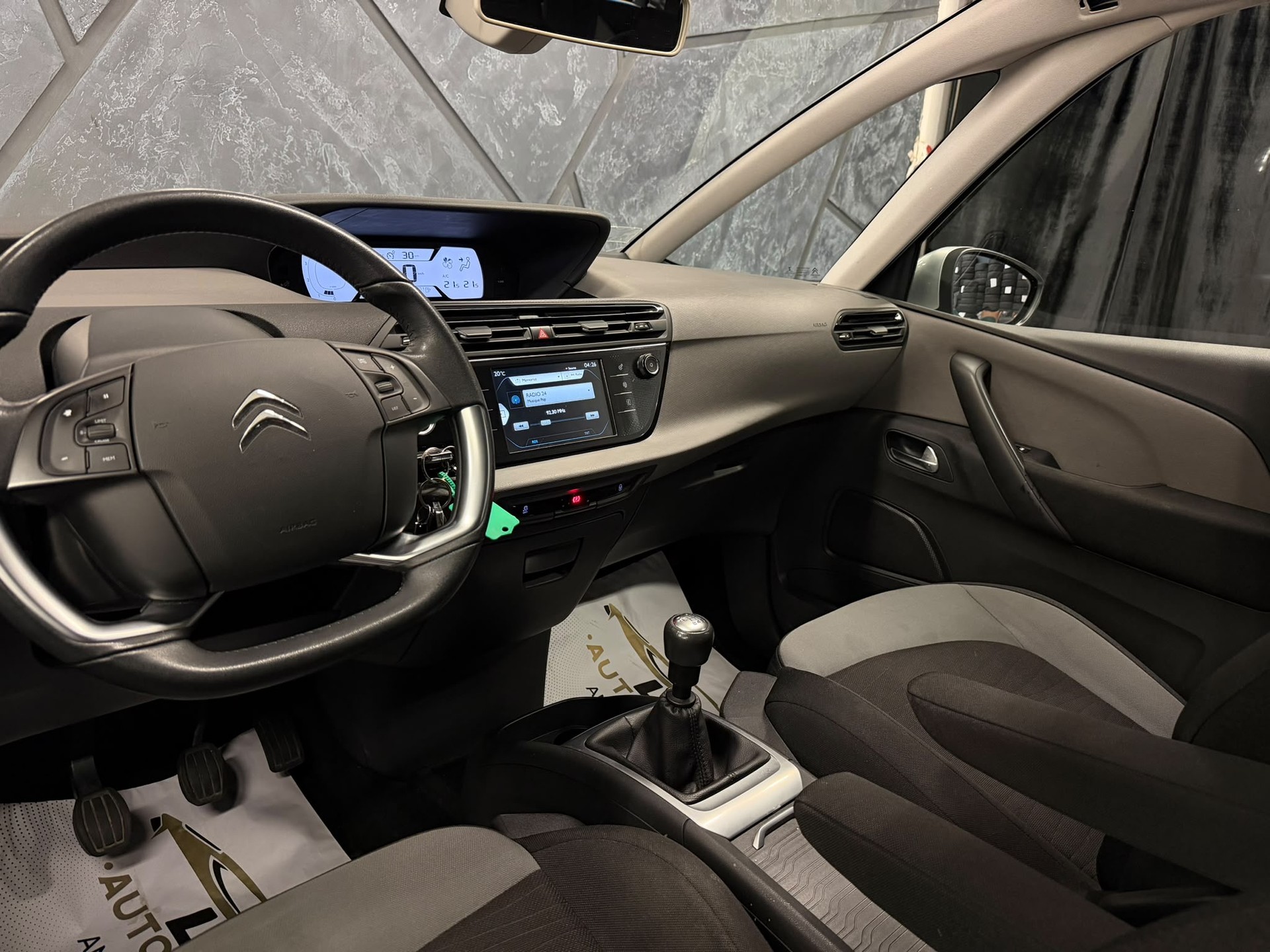 CITROEN Grand C4 Picasso 1.2 Pure Tech Attraction-image-9