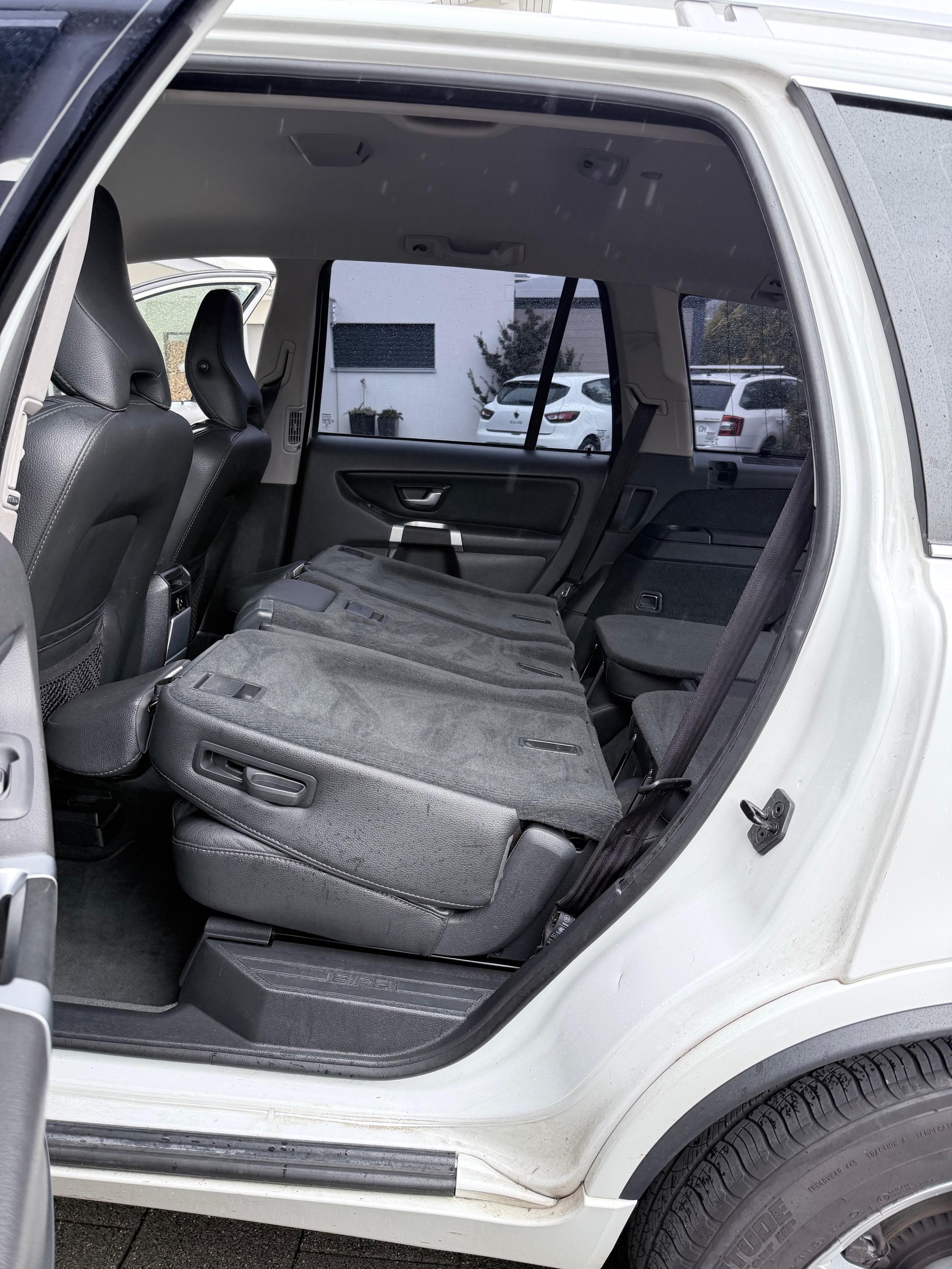 VOLVO 2.4D5 Momentum 7P. AWD-image-3