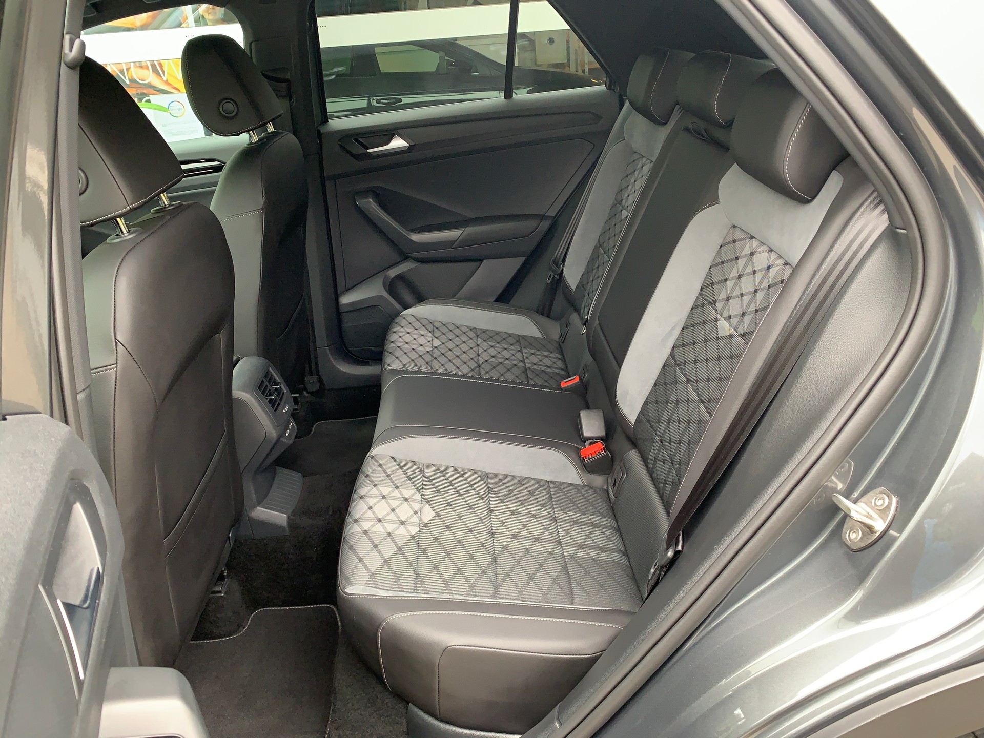 VW T-Roc 2.0 TSI R-Line DSG 4Motion-image-16