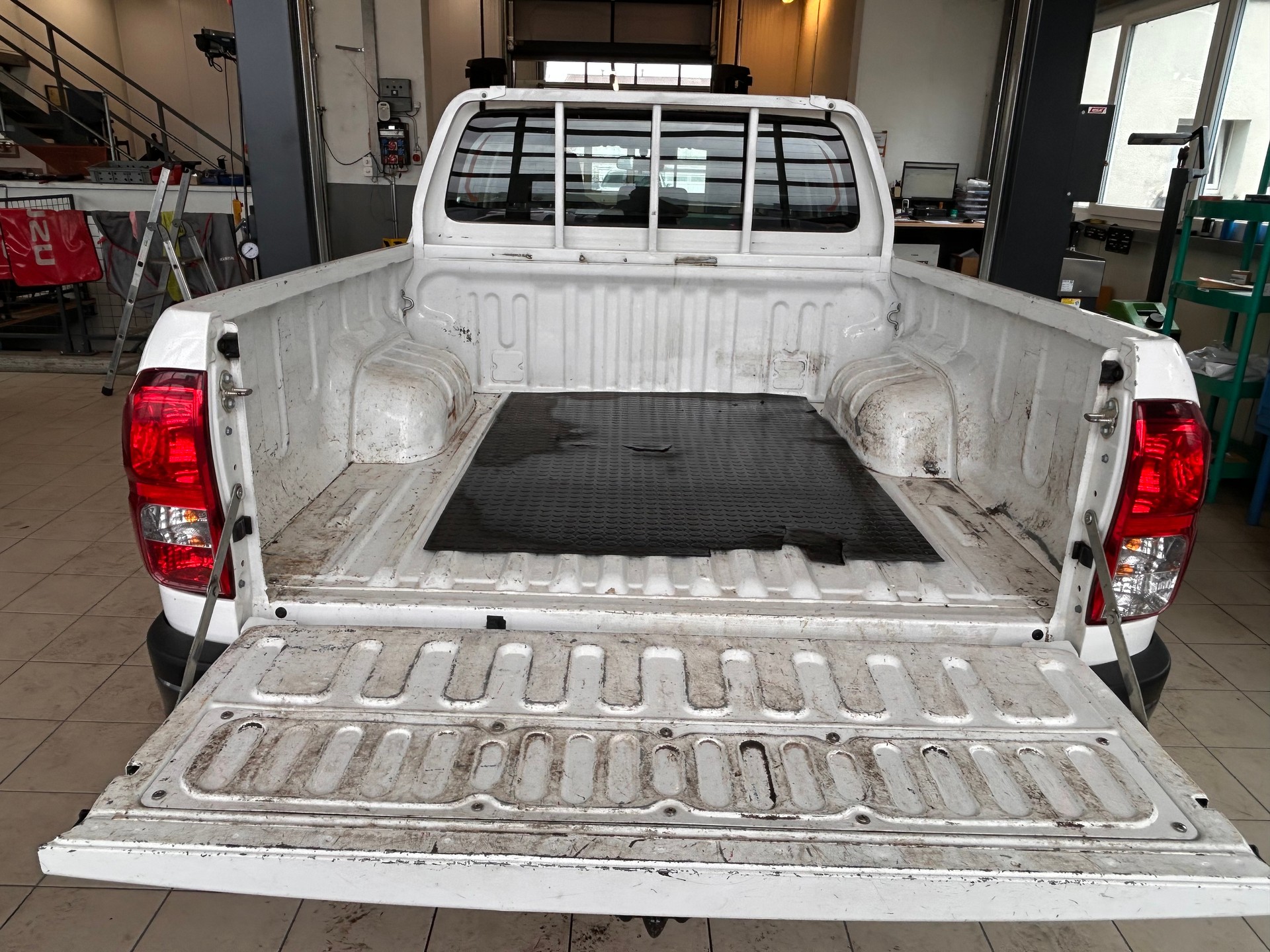 TOYOTA Hilux 2.4D-4D Style Double Cab 4x4-image-4