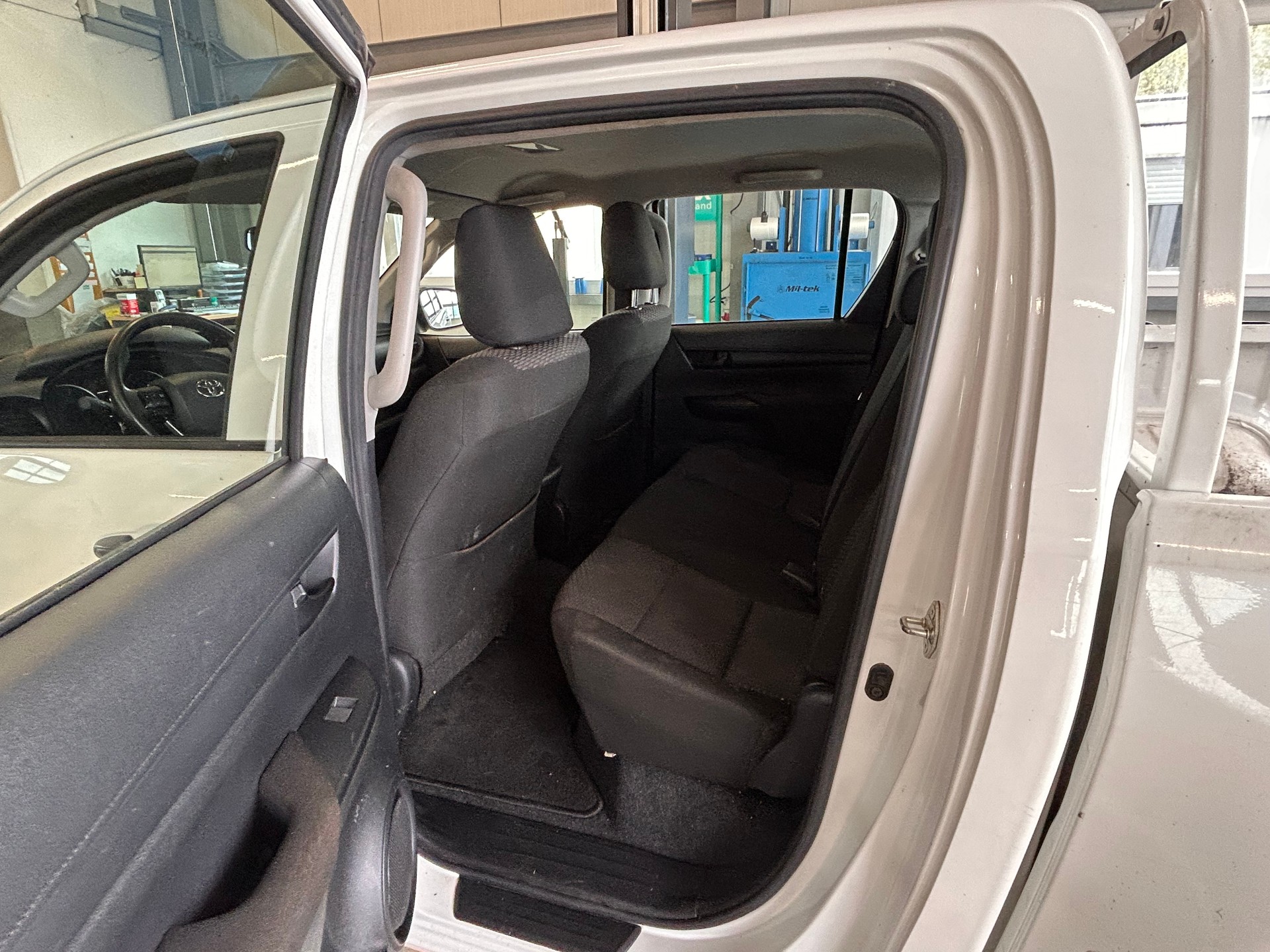 TOYOTA Hilux 2.4D-4D Style Double Cab 4x4-image-6