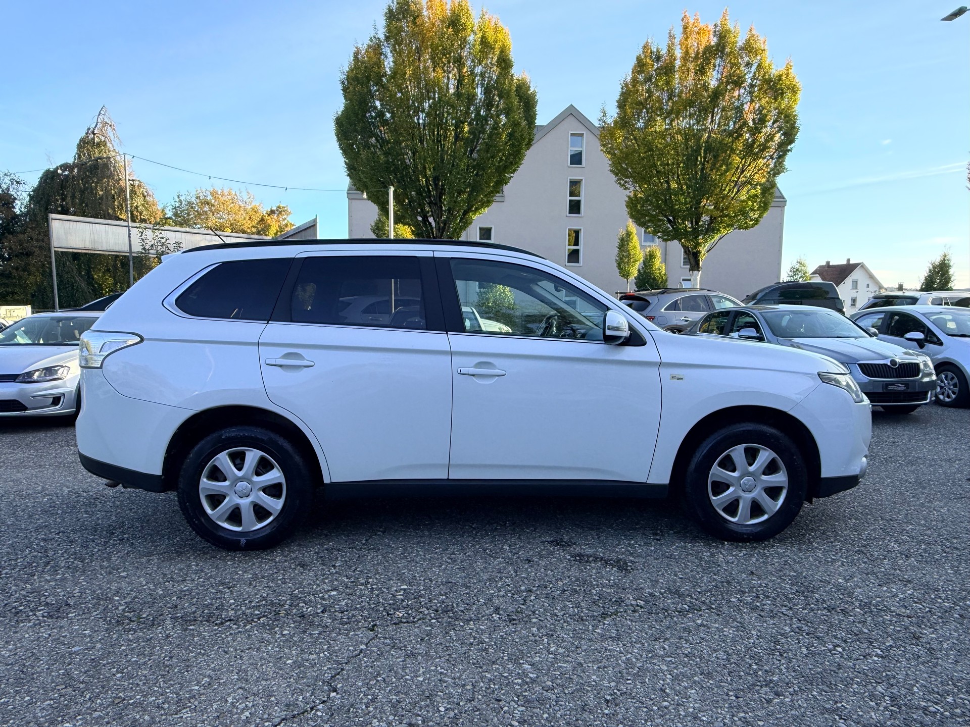 MITSUBISHI Outlander 2.2 DID Intense Safety 4WD Automatic 7 Plätze-image-3