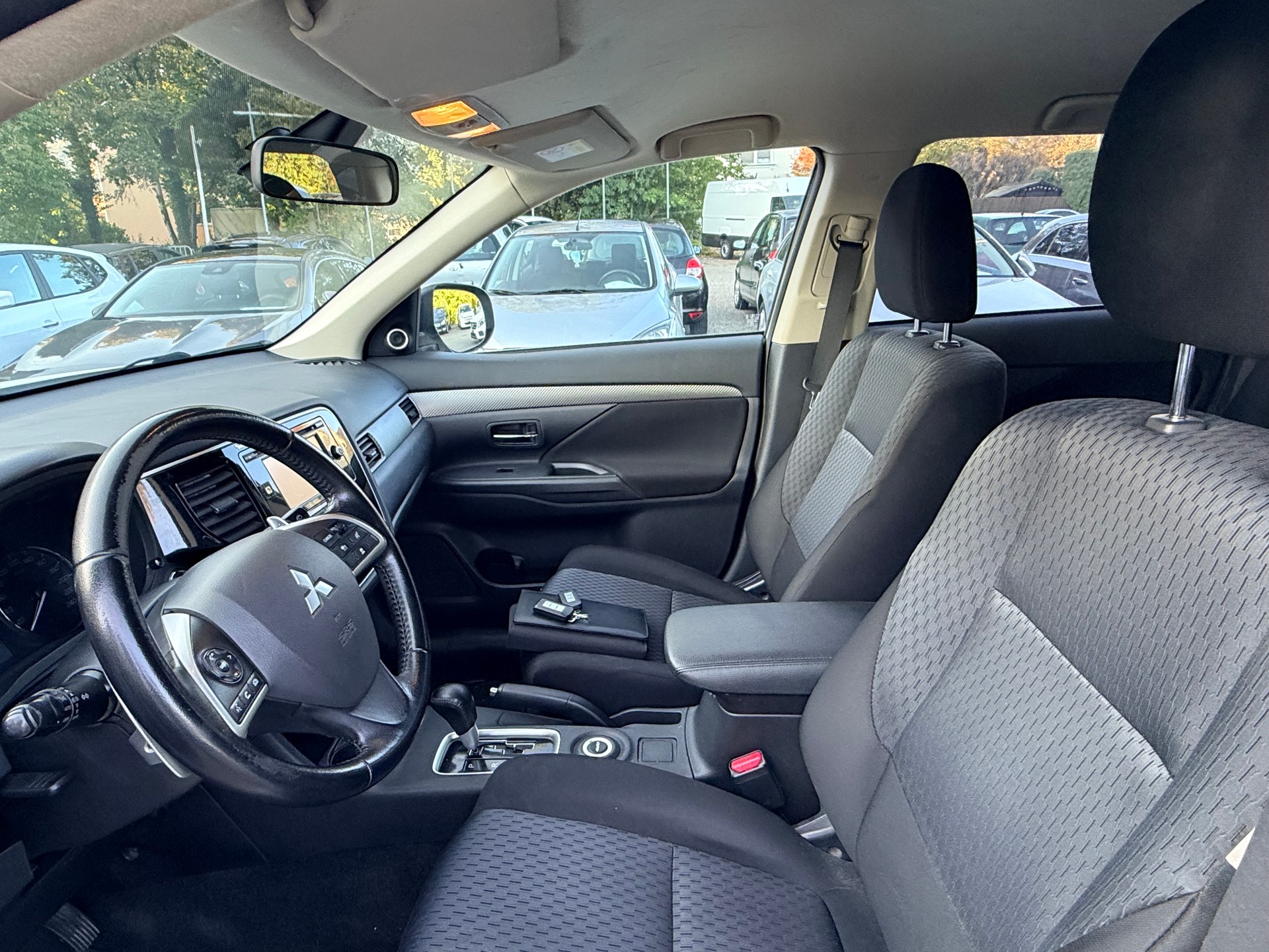 MITSUBISHI Outlander 2.2 DID Intense Safety 4WD Automatic 7 Plätze-image-13
