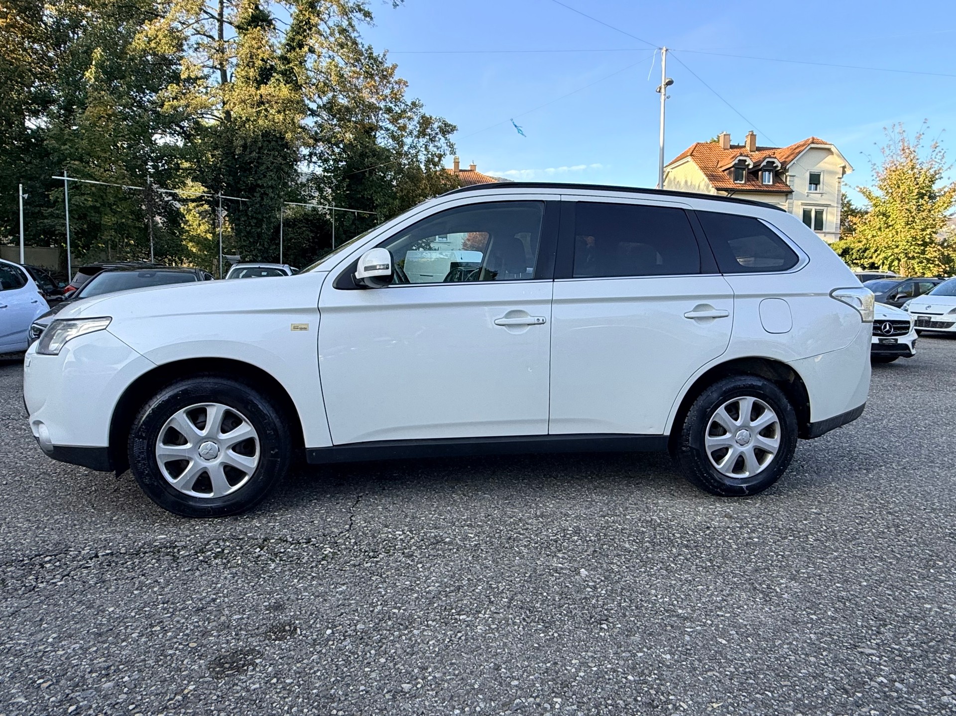MITSUBISHI Outlander 2.2 DID Intense Safety 4WD Automatic 7 Plätze-image-4
