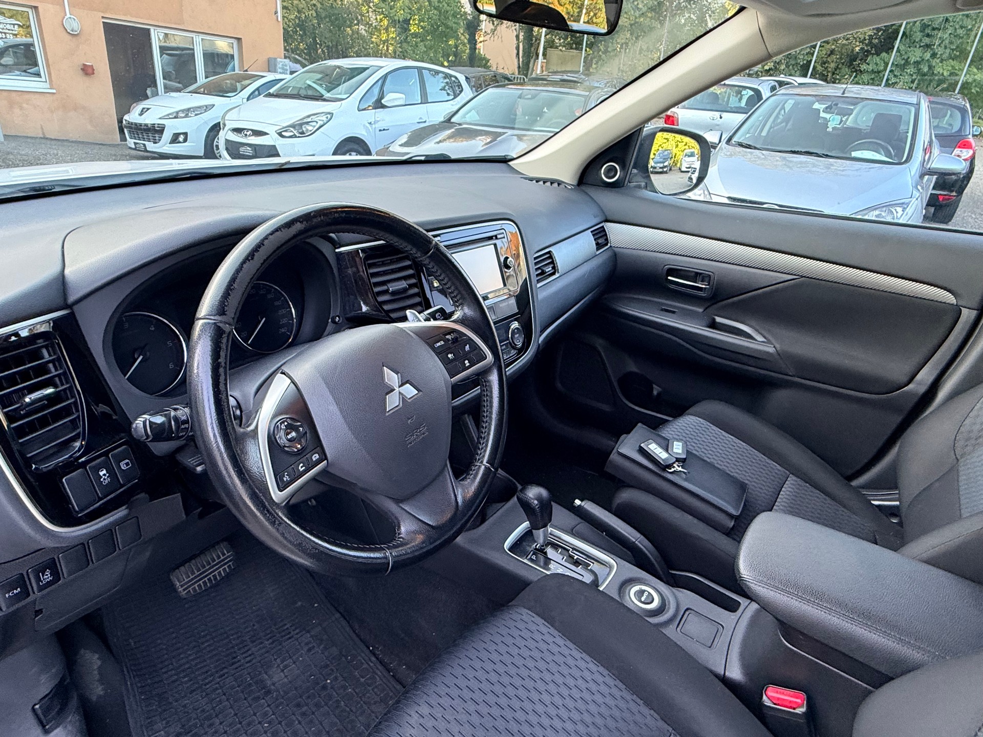 MITSUBISHI Outlander 2.2 DID Intense Safety 4WD Automatic 7 Plätze-image-12