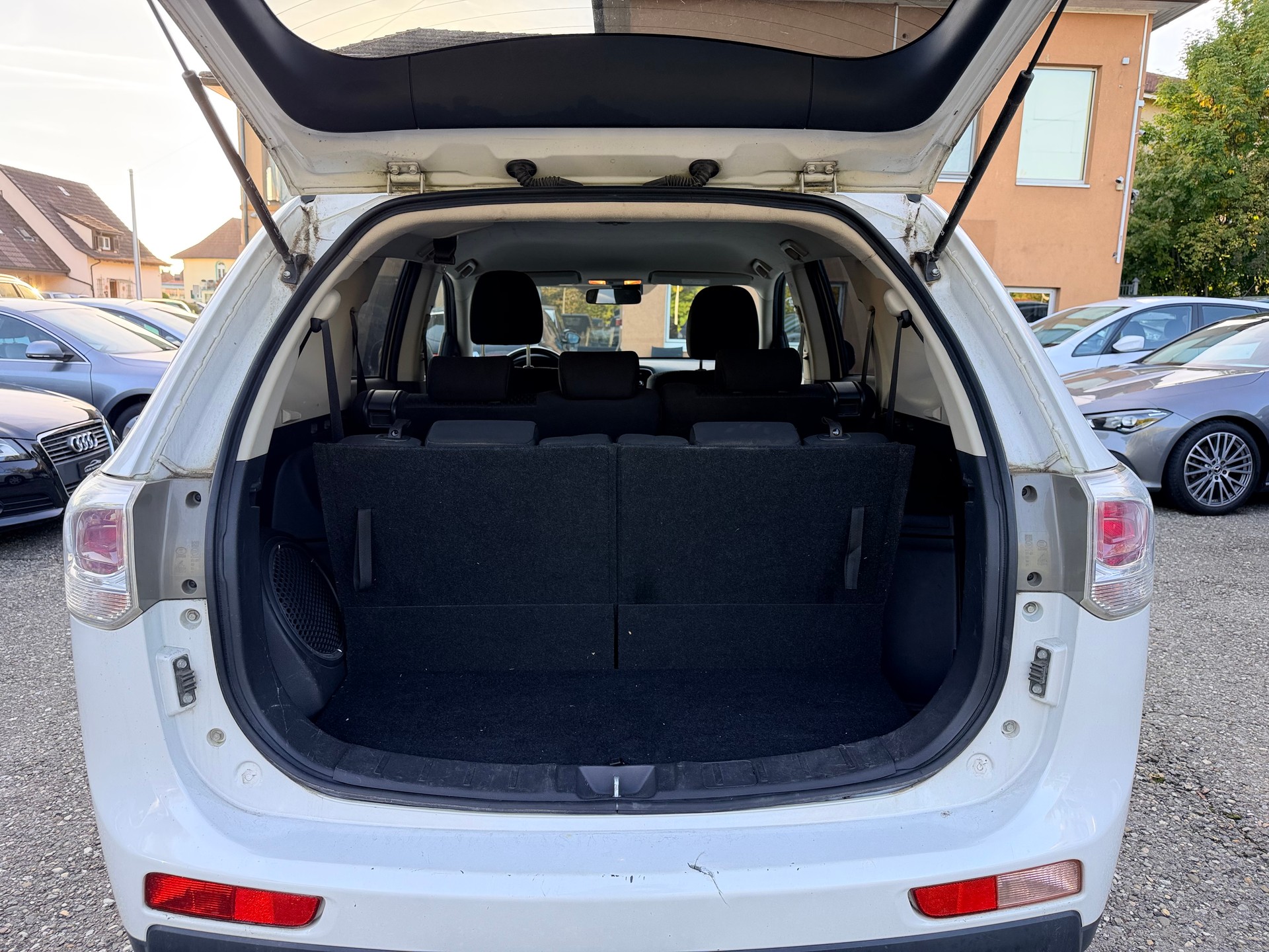 MITSUBISHI Outlander 2.2 DID Intense Safety 4WD Automatic 7 Plätze-image-10
