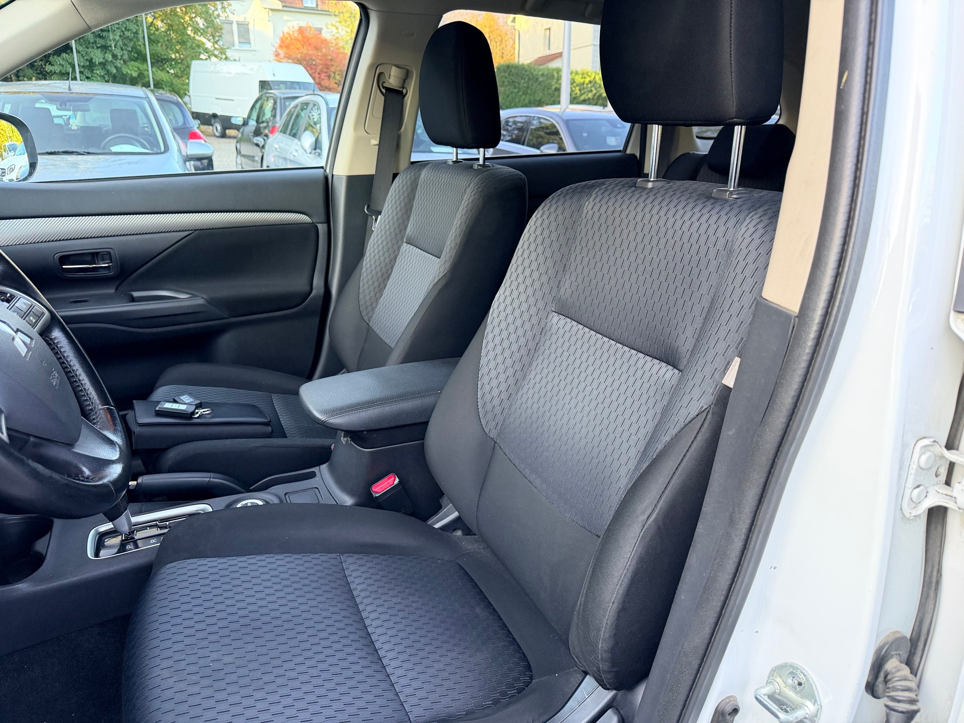 MITSUBISHI Outlander 2.2 DID Intense Safety 4WD Automatic 7 Plätze-image-17