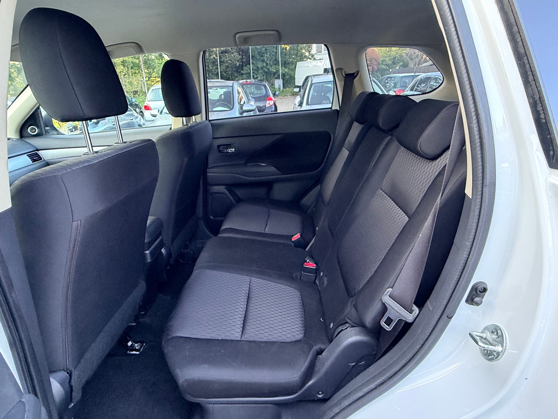 MITSUBISHI Outlander 2.2 DID Intense Safety 4WD Automatic 7 Plätze-image-16