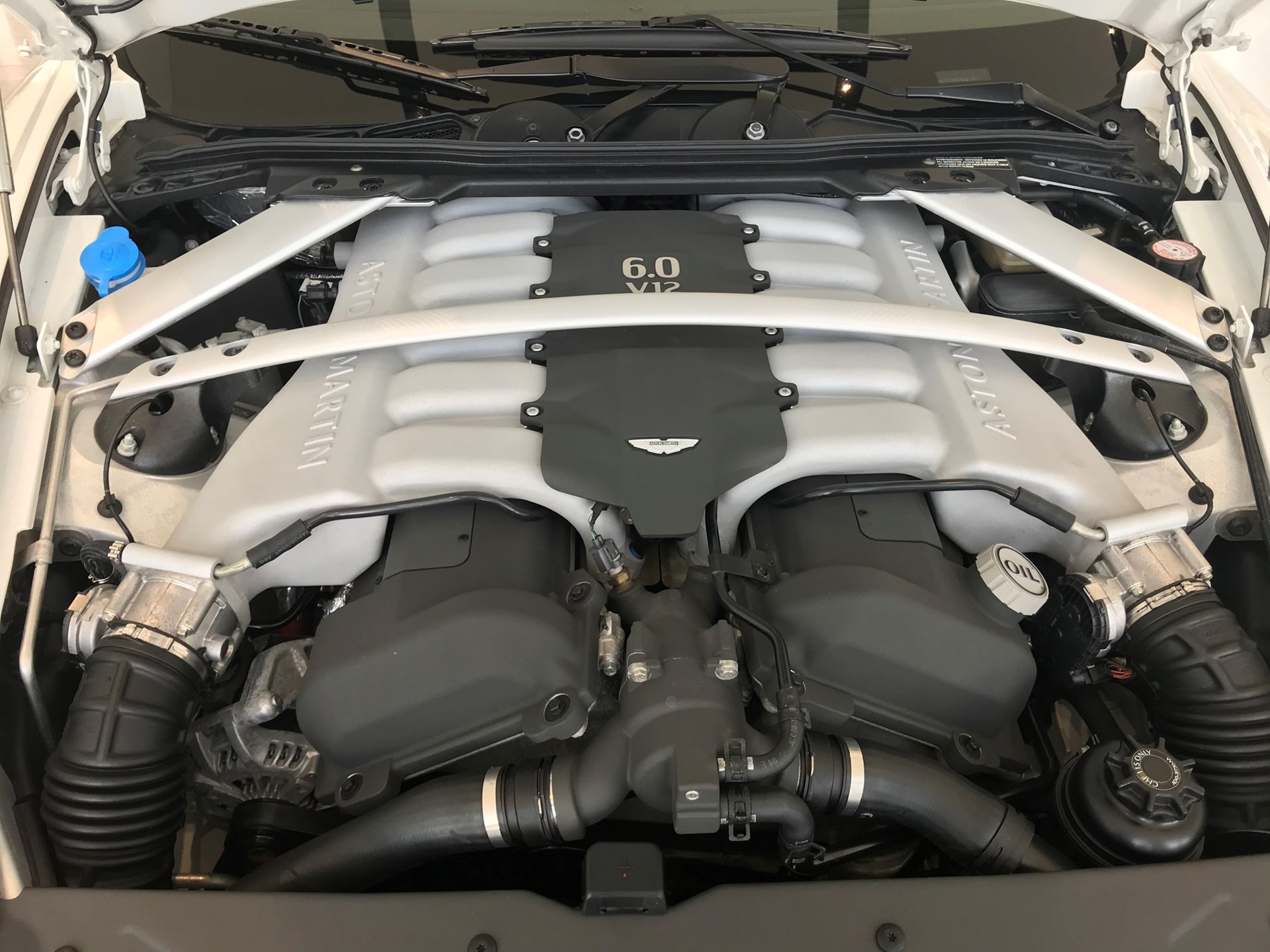 ASTON MARTIN DB9 Volante Touchtronic 2-image-6