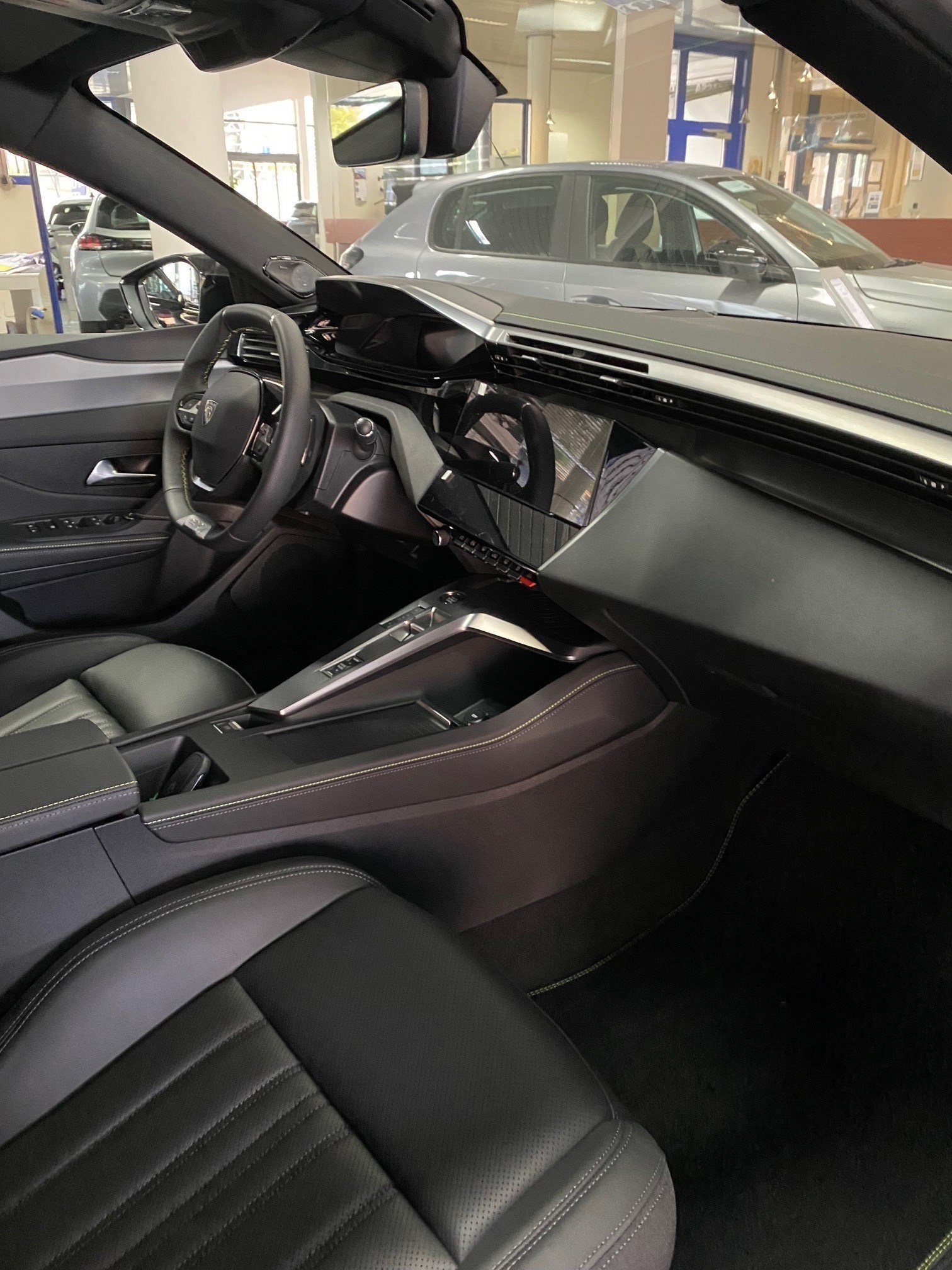 PEUGEOT 408 1.6 PHEV 225 GT-image-3