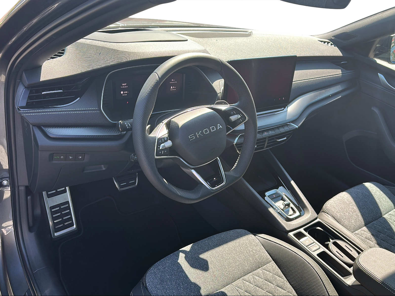 SKODA Octavia Combi 1.5 TSI mHEV DSG Sport Line-image-3