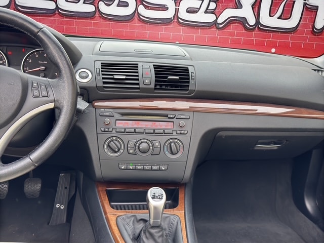 BMW 120i Cabrio-image-13