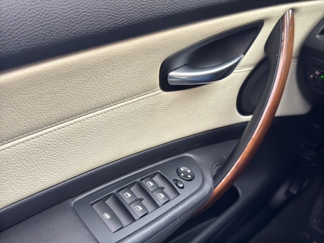 BMW 120i Cabrio-image-15