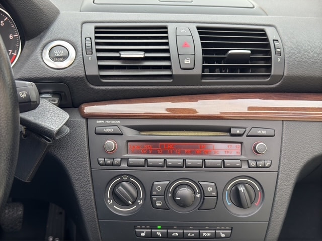 BMW 120i Cabrio-image-14