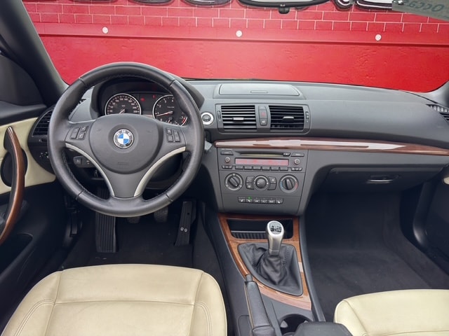 BMW 120i Cabrio-image-12