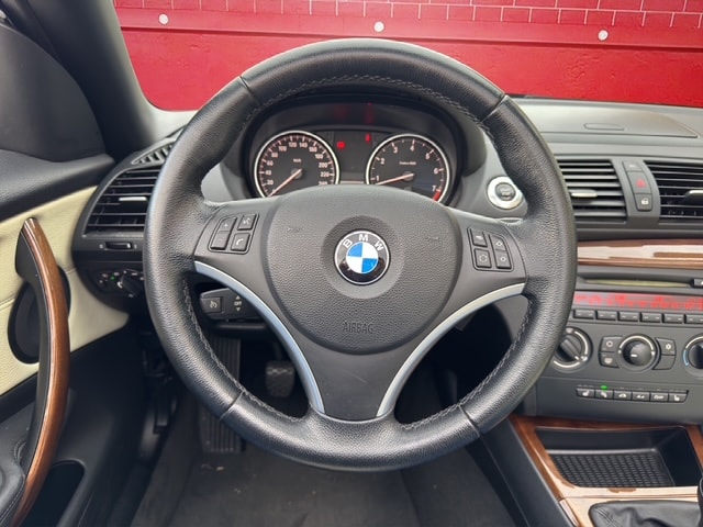 BMW 120i Cabrio-image-9