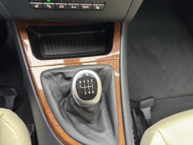 BMW 120i Cabrio-image-22