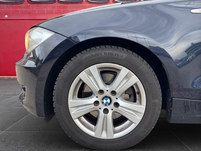 BMW 120i Cabrio-image-18