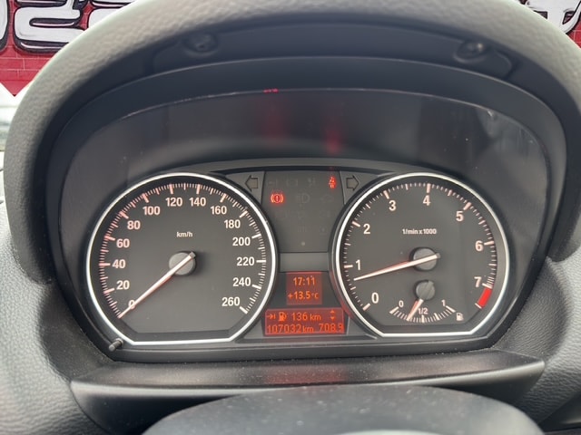 BMW 120i Cabrio-image-10