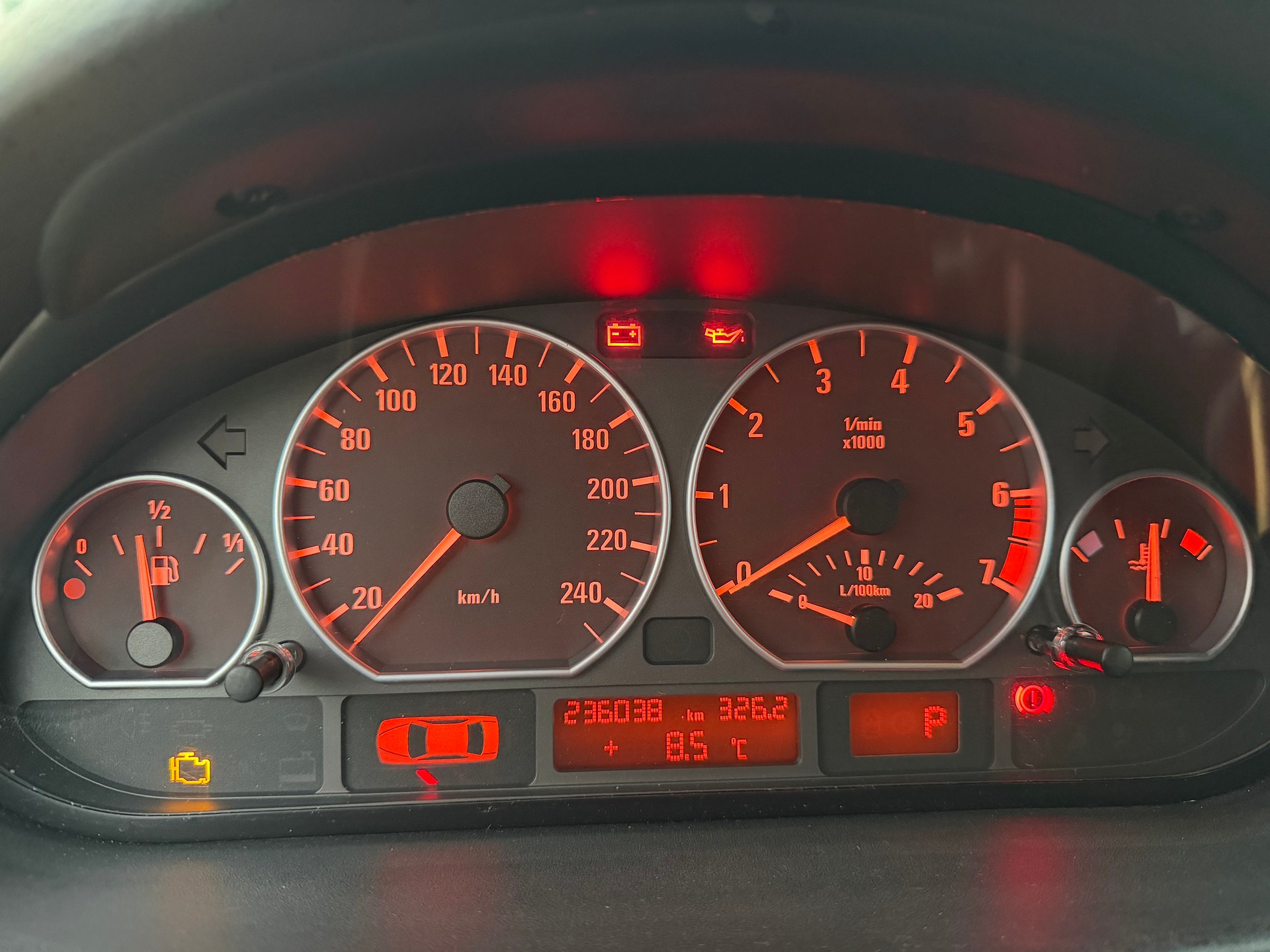 BMW 330xi Touring-image-10