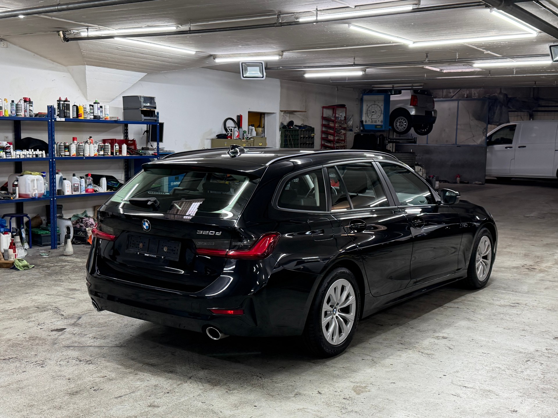 BMW 320d xDrive 48V Touring Steptronic-image-2