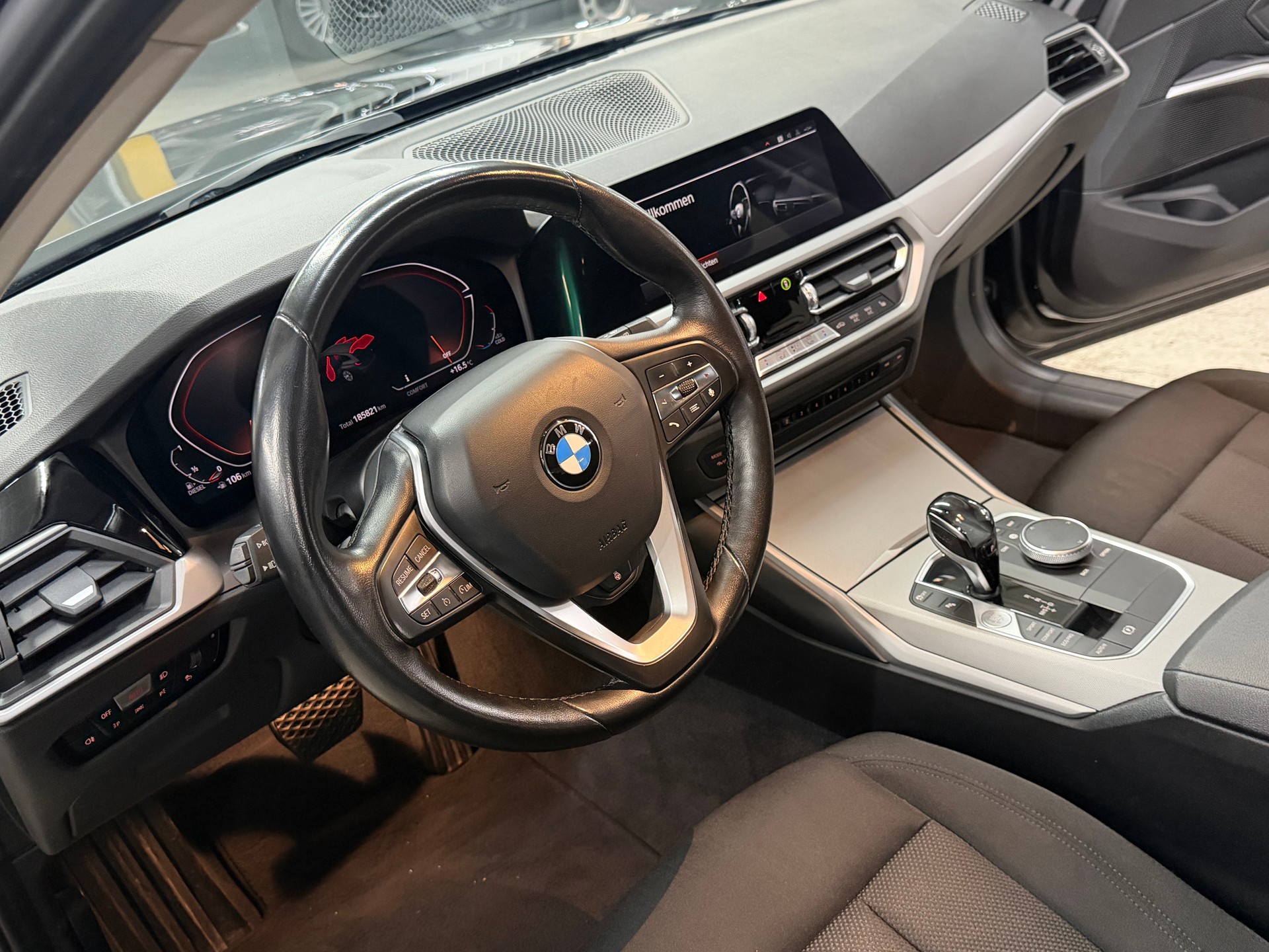 BMW 320d xDrive 48V Touring Steptronic-image-13