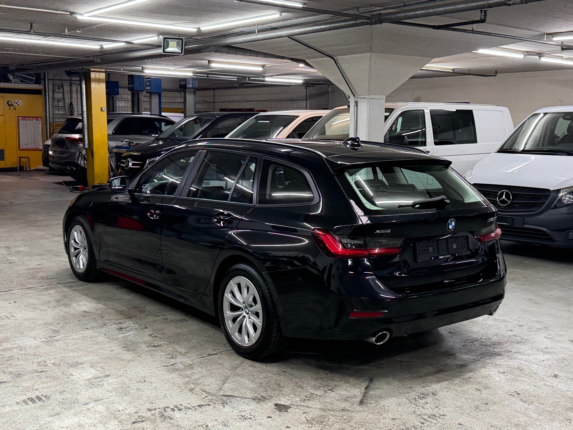 BMW 320d xDrive 48V Touring Steptronic-image-3