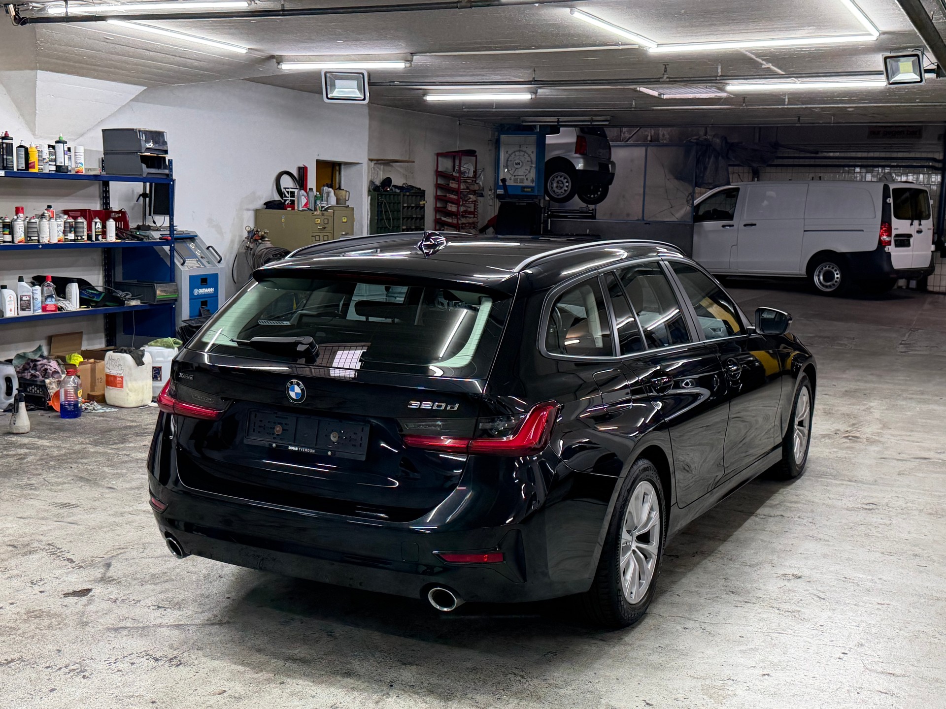 BMW 320d xDrive 48V Touring Steptronic-image-4