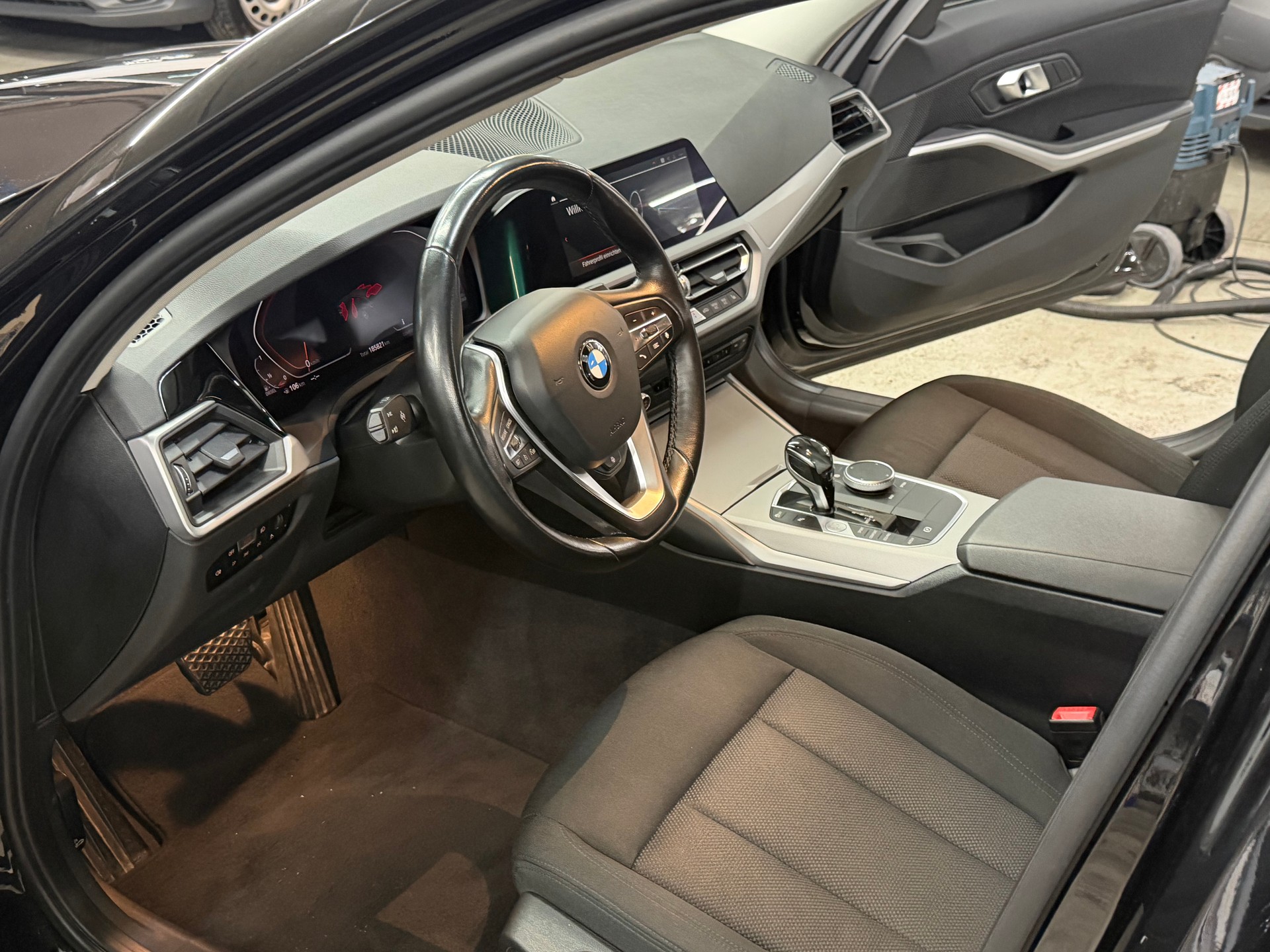 BMW 320d xDrive 48V Touring Steptronic-image-14
