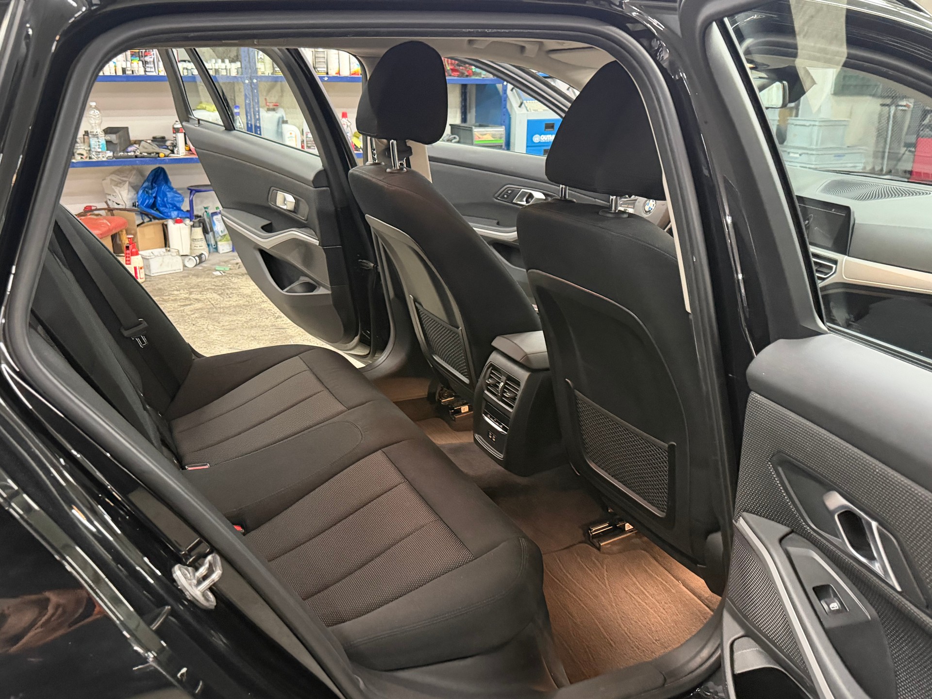BMW 320d xDrive 48V Touring Steptronic-image-9