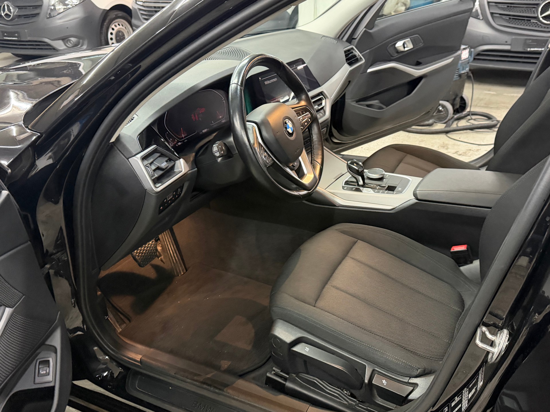 BMW 320d xDrive 48V Touring Steptronic-image-12
