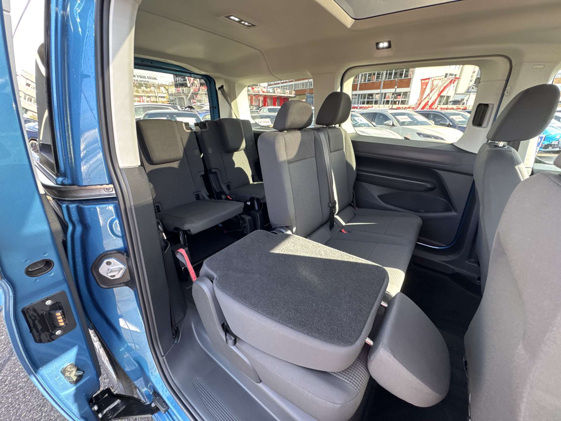 VW Caddy Maxi 1.5 TSi 7-Plätzer DSG-Automat-image-5