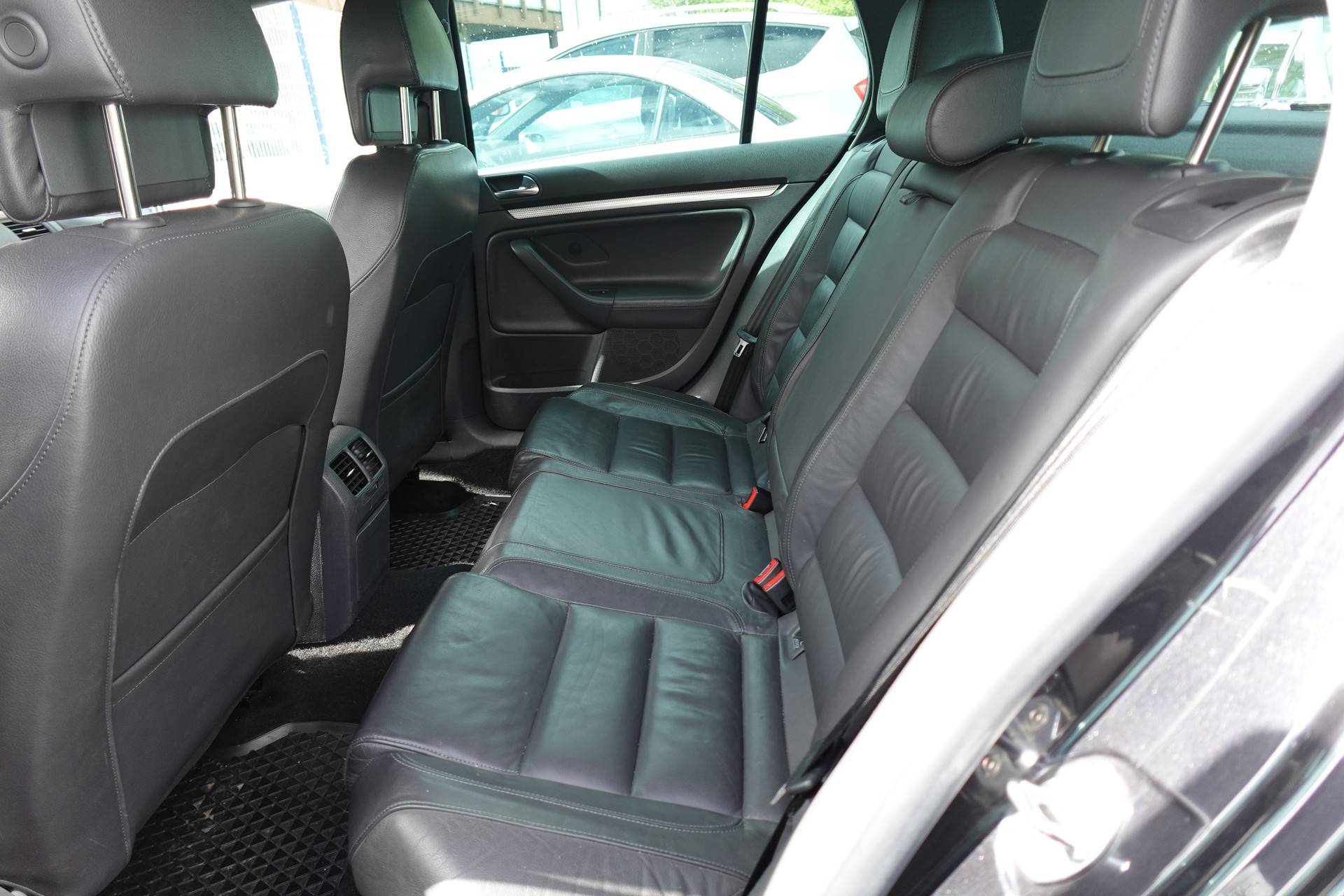 VW Golf R32 4Motion-image-4