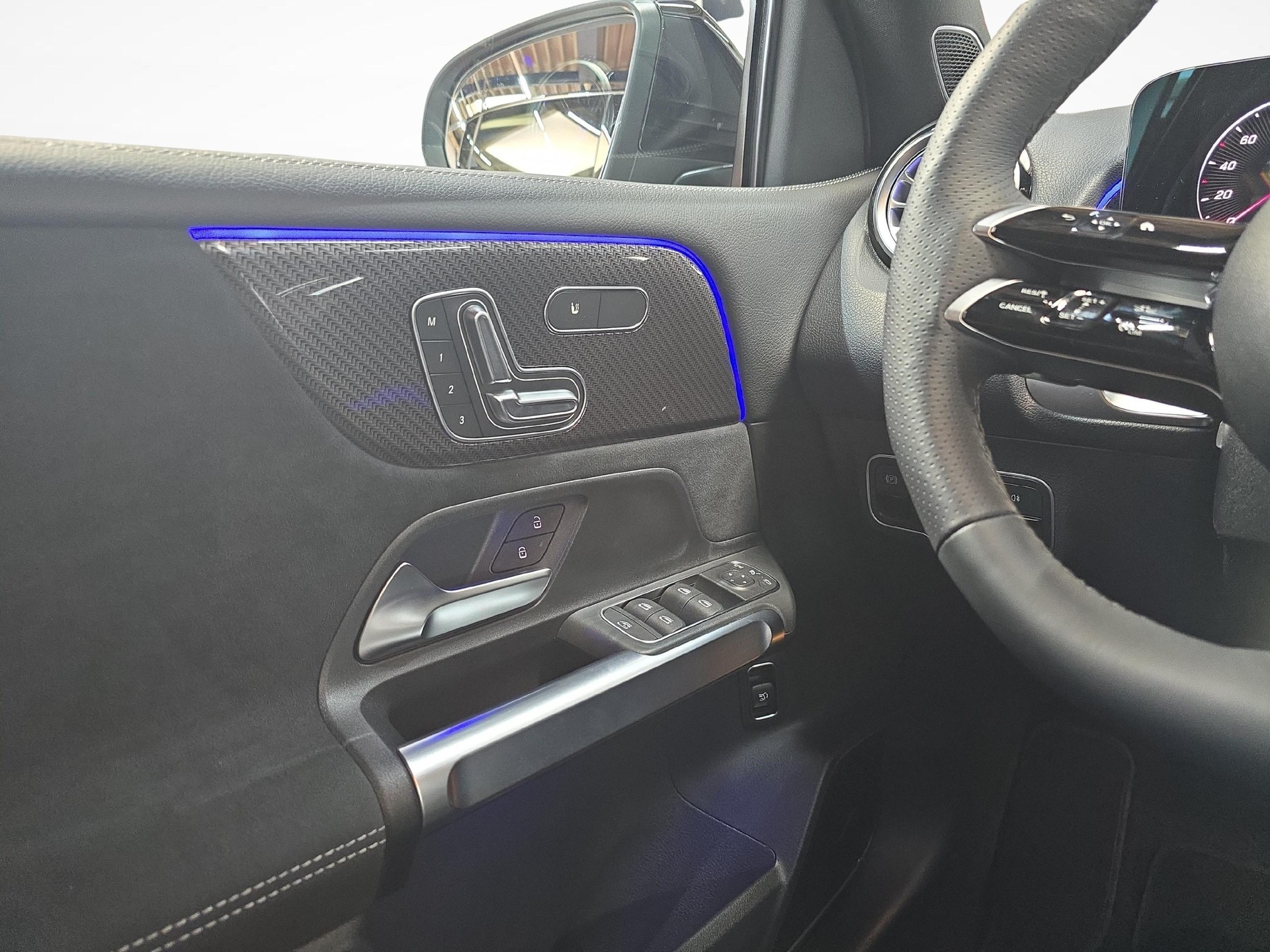 MERCEDES-BENZ GLB 220 4MATIC AMG Line-image-9