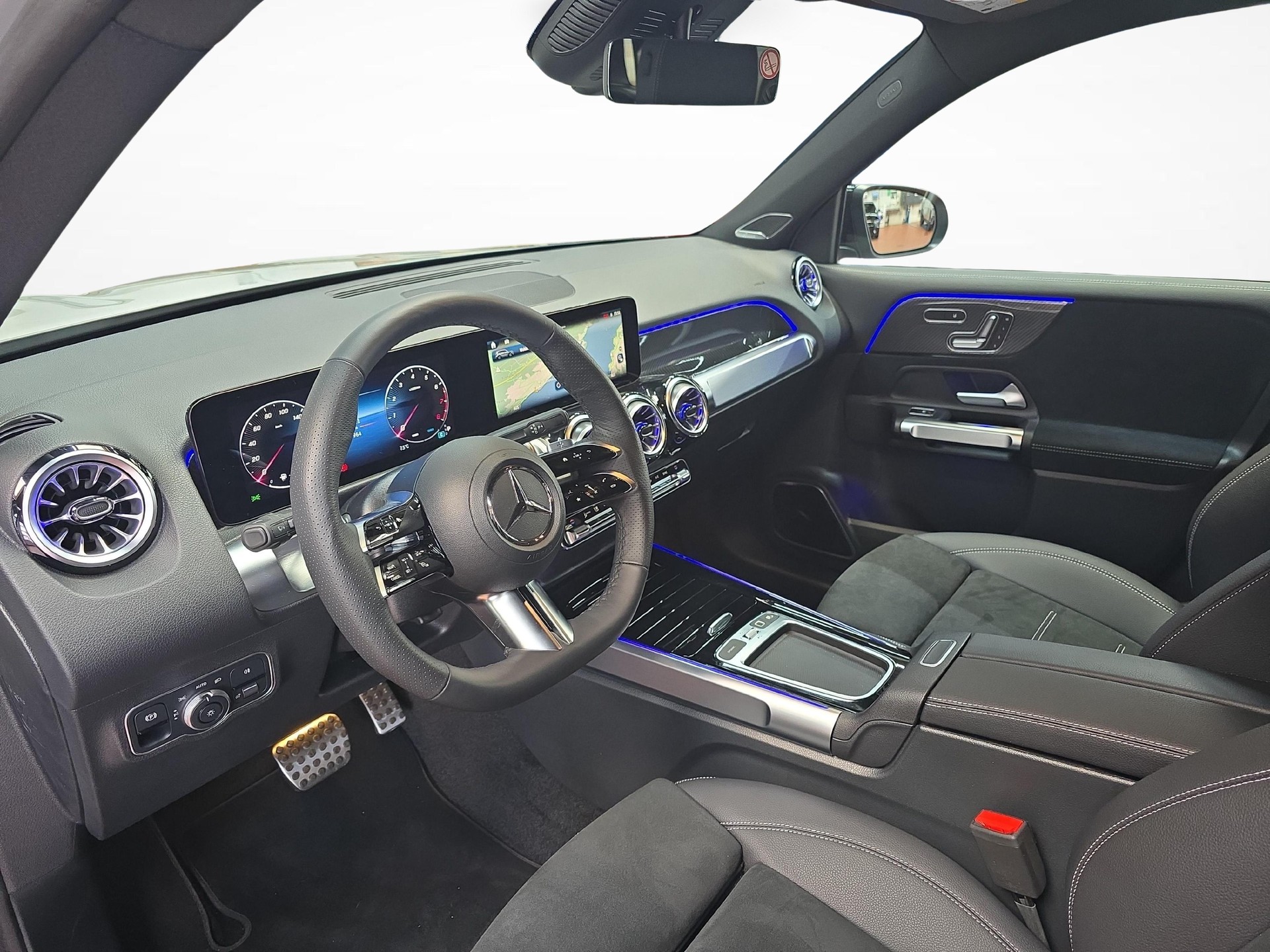 MERCEDES-BENZ GLB 220 4MATIC AMG Line-image-10
