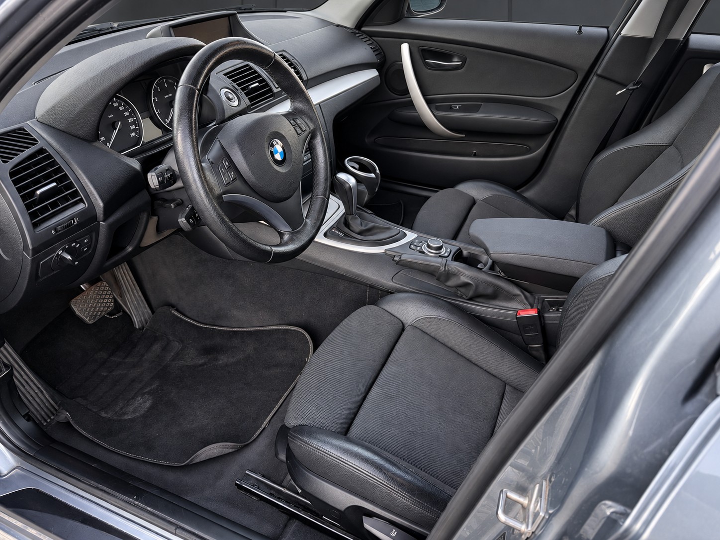 BMW 120i Steptronic-image-10