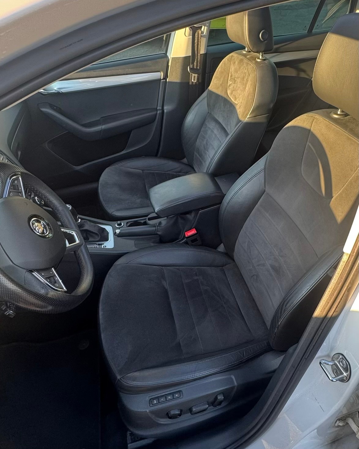 SKODA 1.8 TSI Elegance 4x4 DSG-image-3
