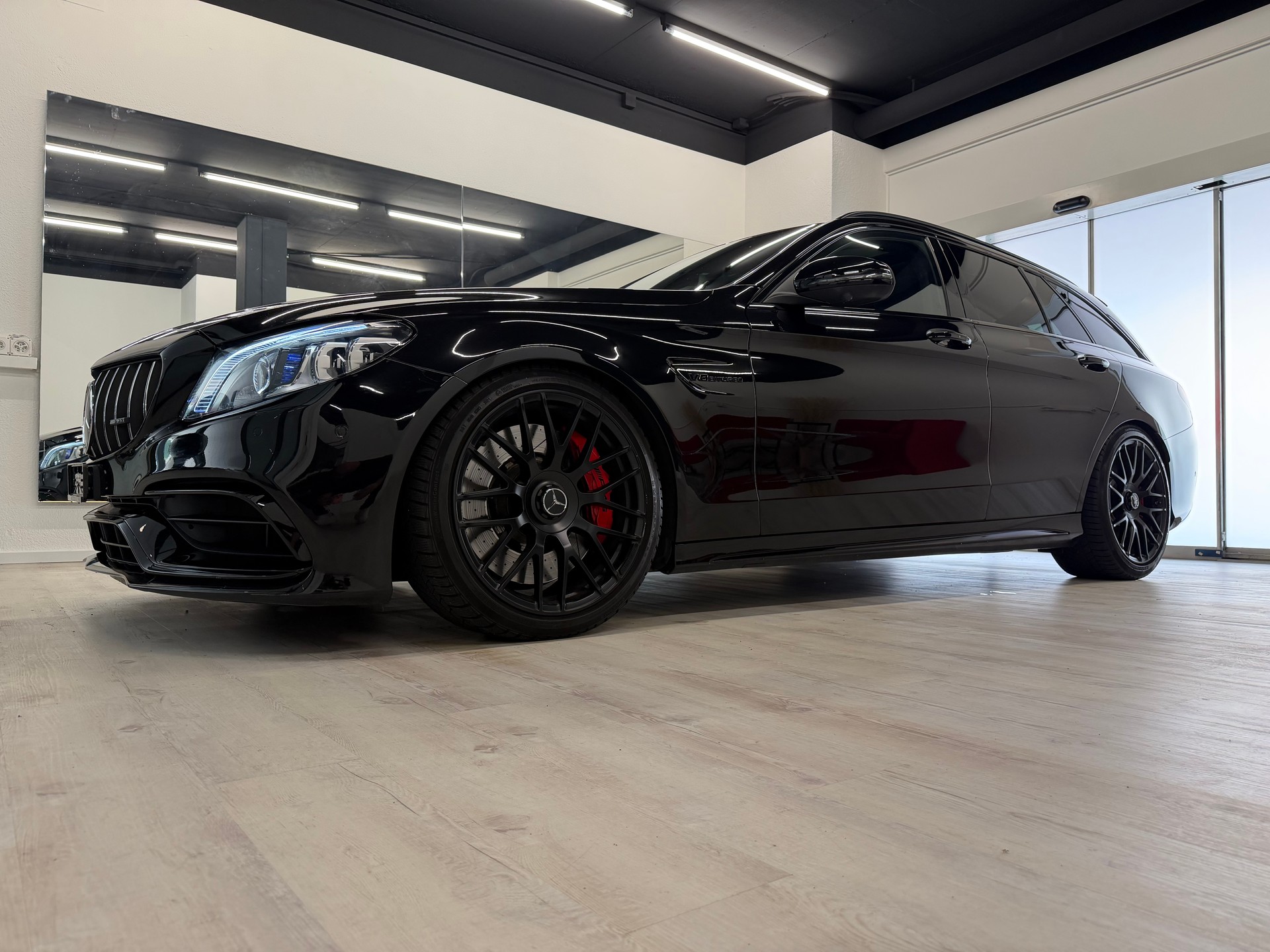 MERCEDES-BENZ C 63 S AMG-showroom-element-1