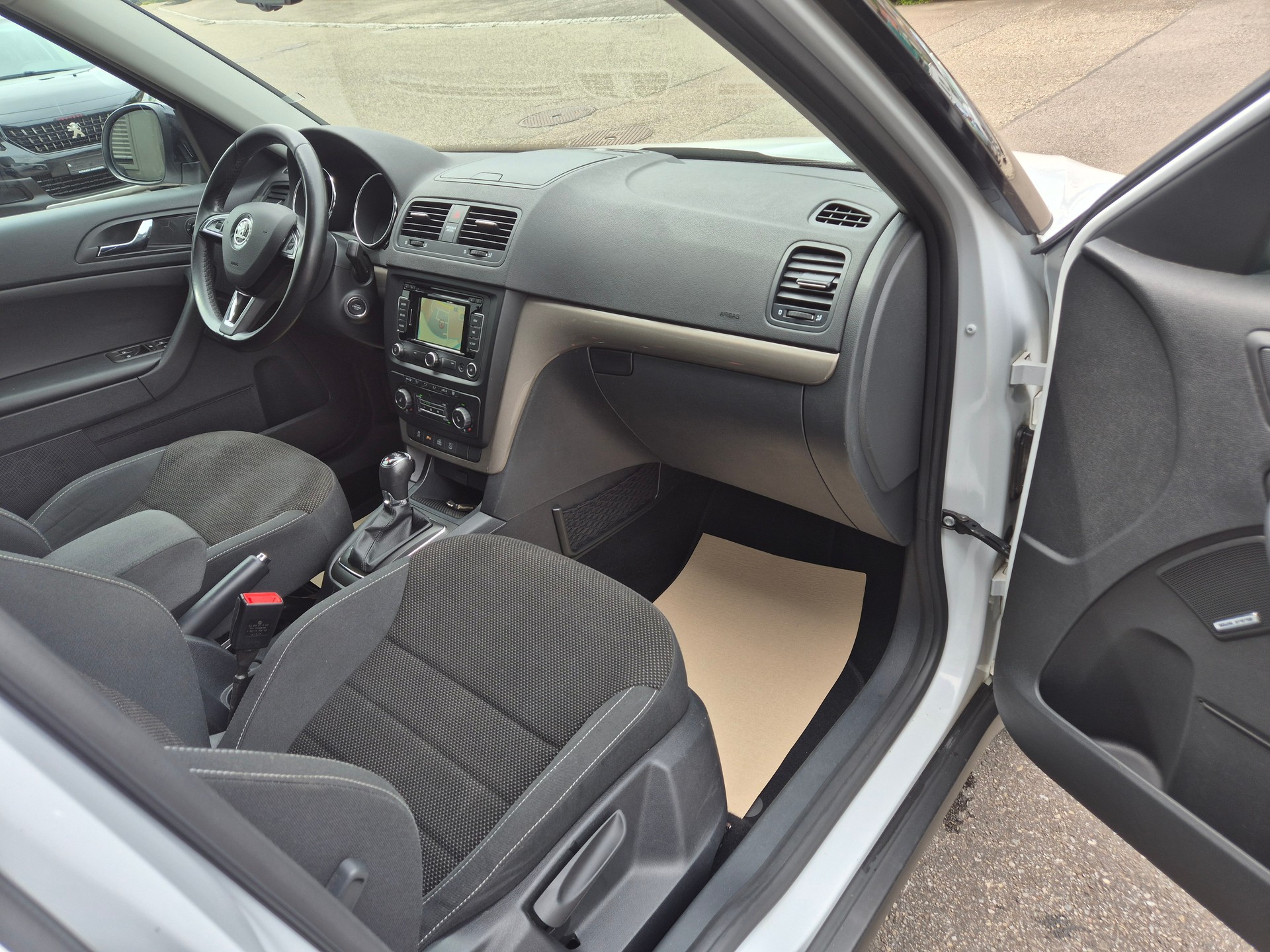 SKODA Yeti 1.8 TSI Adventure 4x4 DSG-image-12