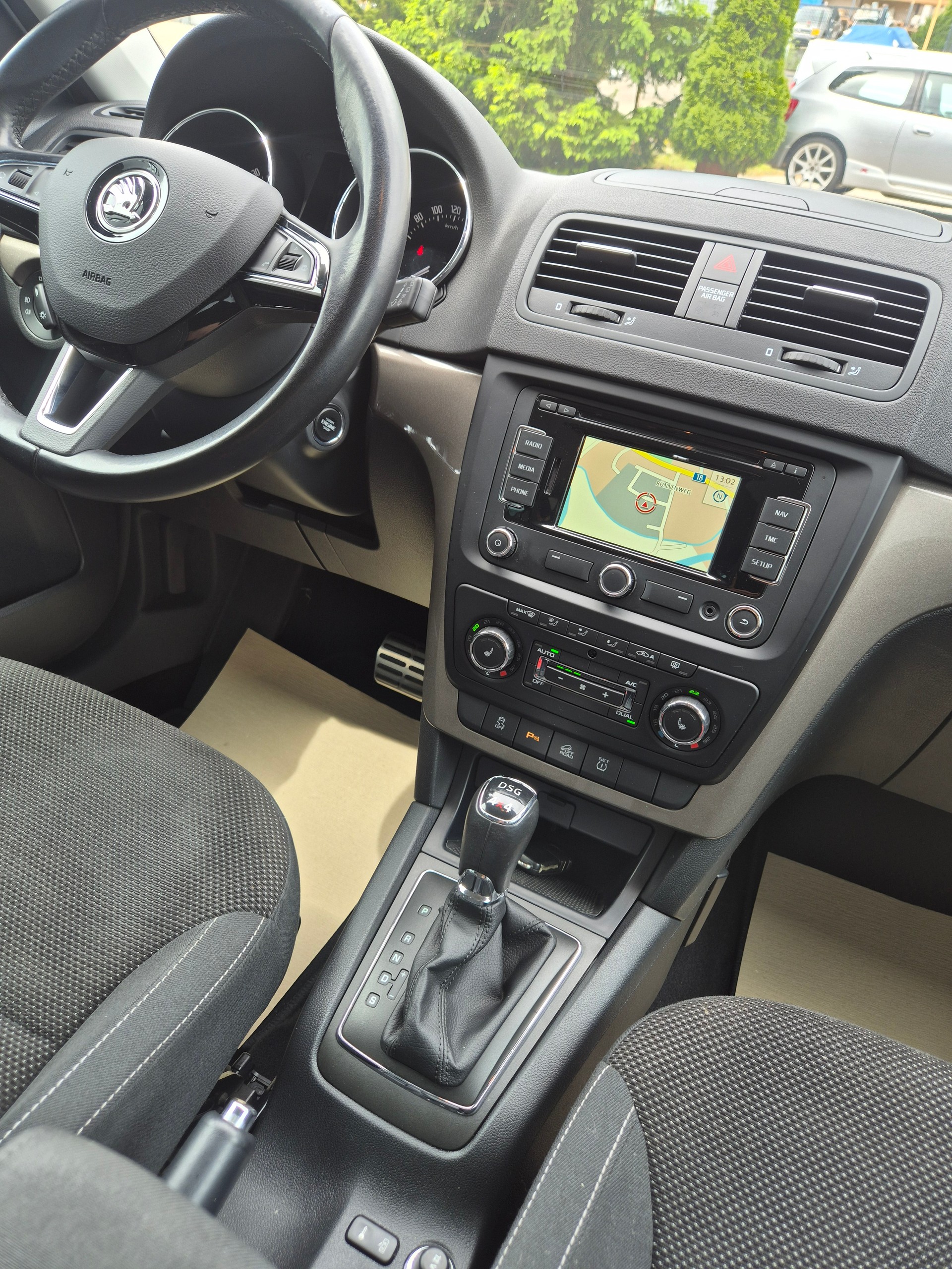 SKODA Yeti 1.8 TSI Adventure 4x4 DSG-image-13