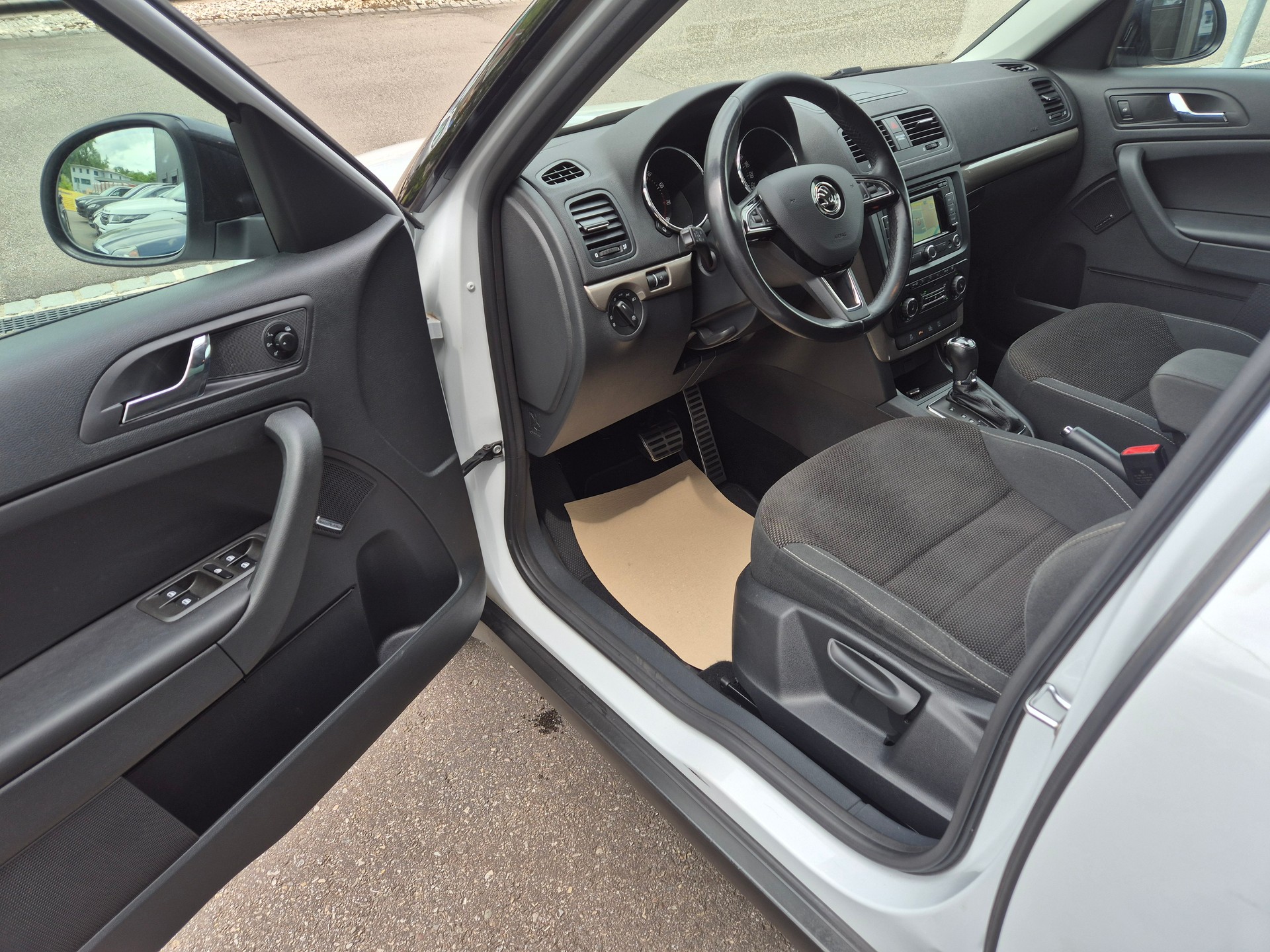 SKODA Yeti 1.8 TSI Adventure 4x4 DSG-image-11