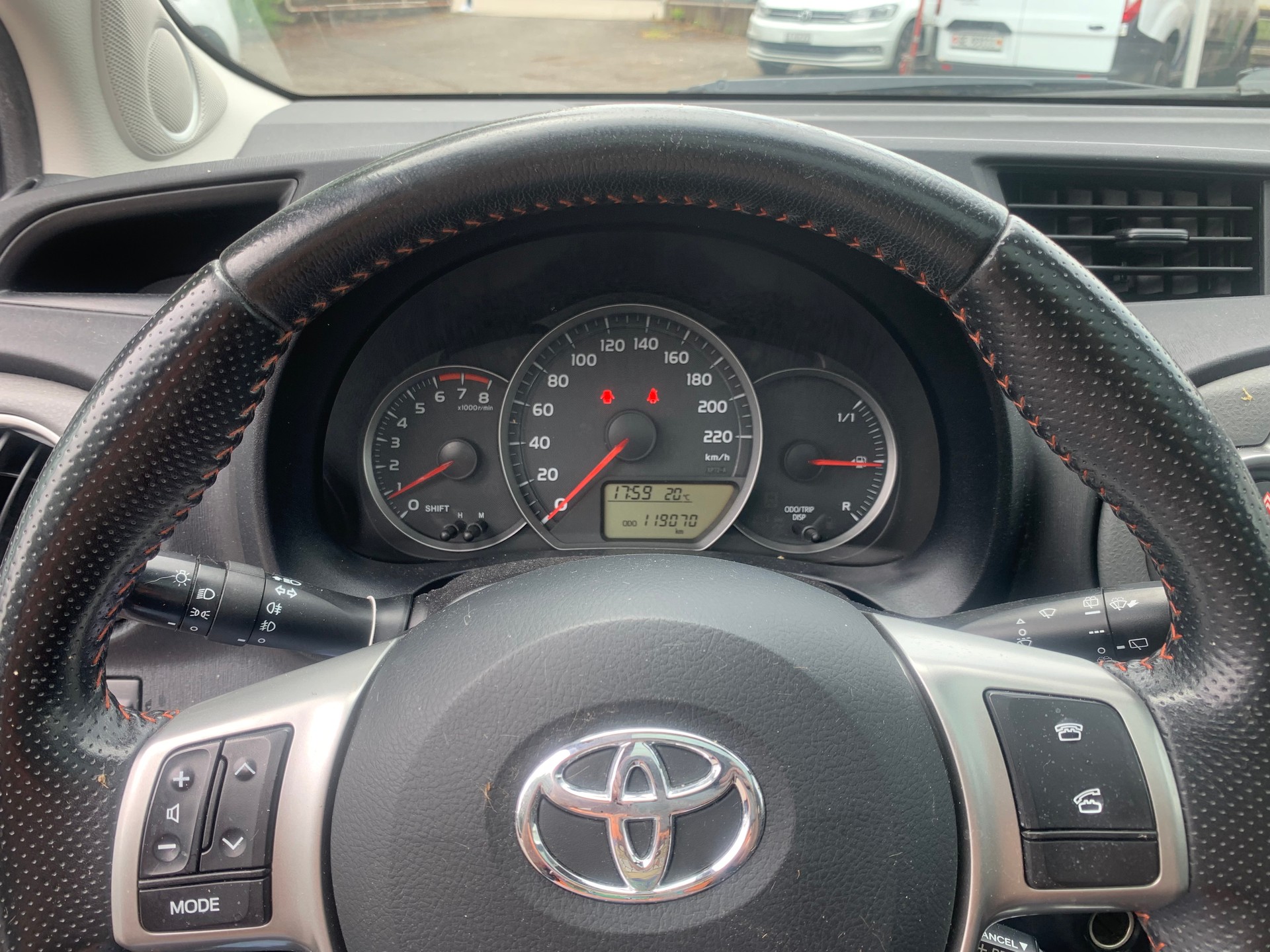 TOYOTA Yaris 1.33 Style-image-15